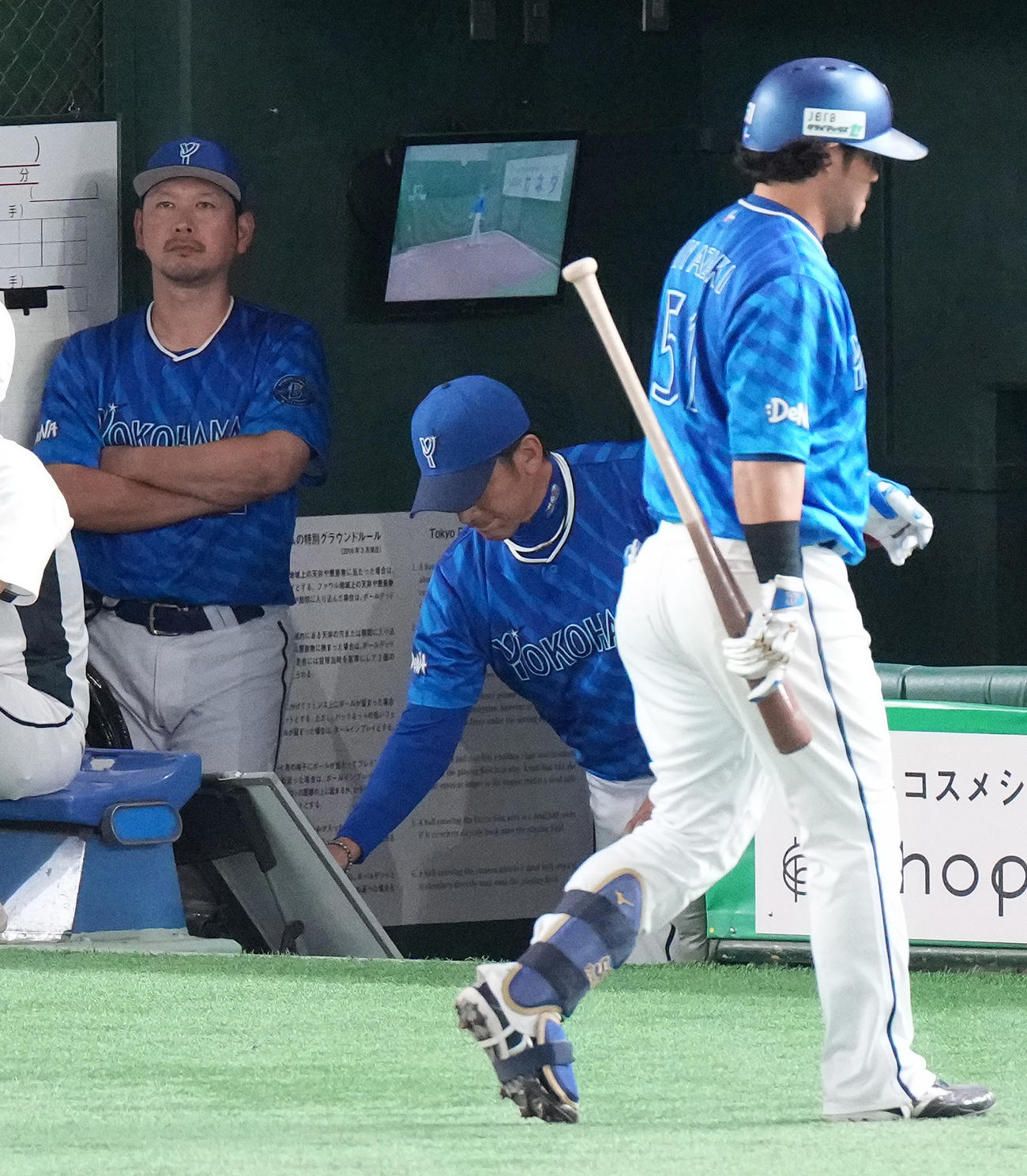 巨人対DeNA 9回表DeNA1死一、二塁、空振り三振に倒れベンチへ戻る宮崎（手前）と浮かない表情の三浦監督（中央）（撮影・鈴木みどり）