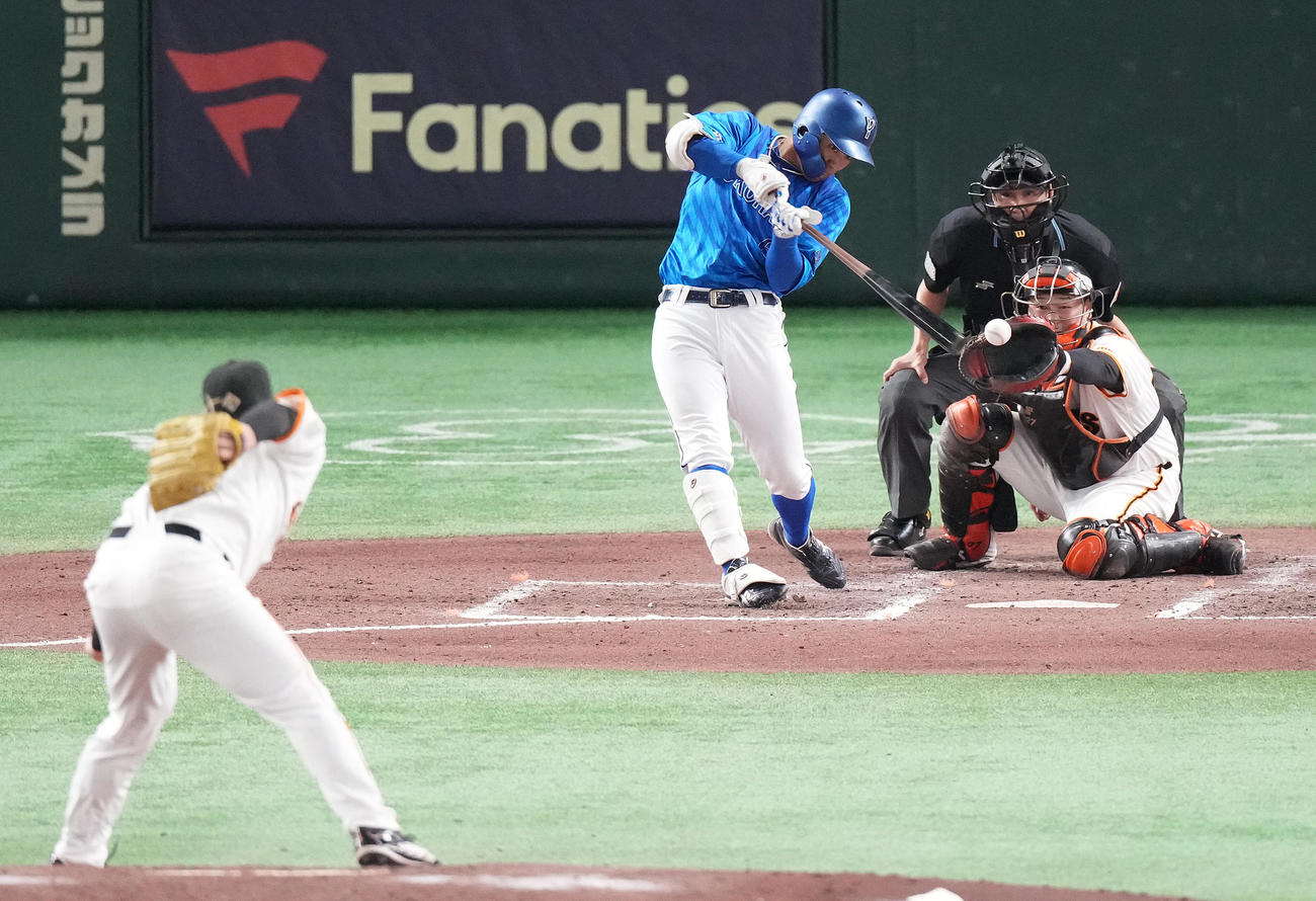巨人対DeNA 7回表DeNA1死三塁、遊ゴロに倒れる森敬。投手高梨（撮影・鈴木みどり）