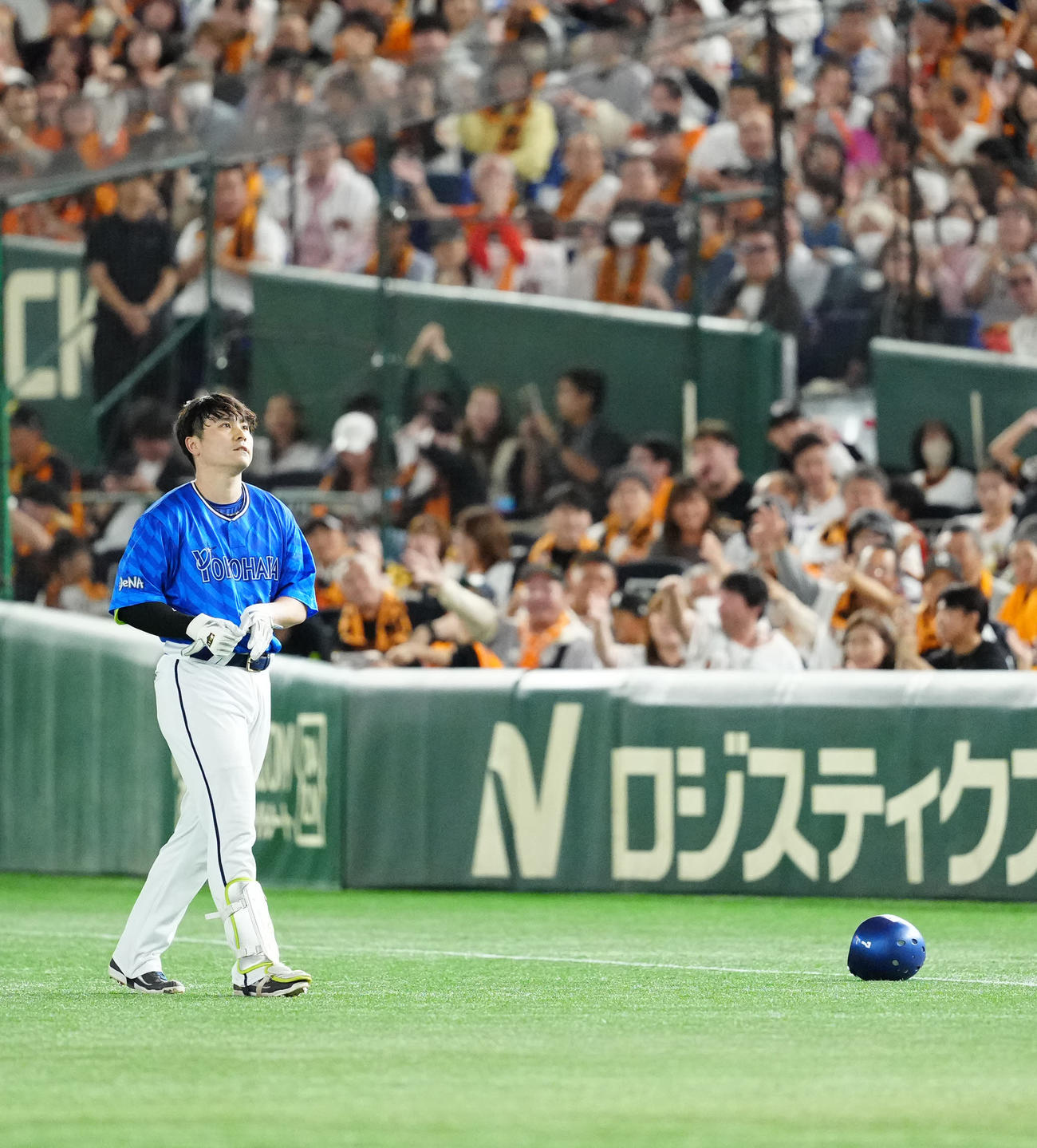巨人対DeNA 3回表DeNA1死一、二塁、併殺に倒れた佐野（撮影・江口和貴）