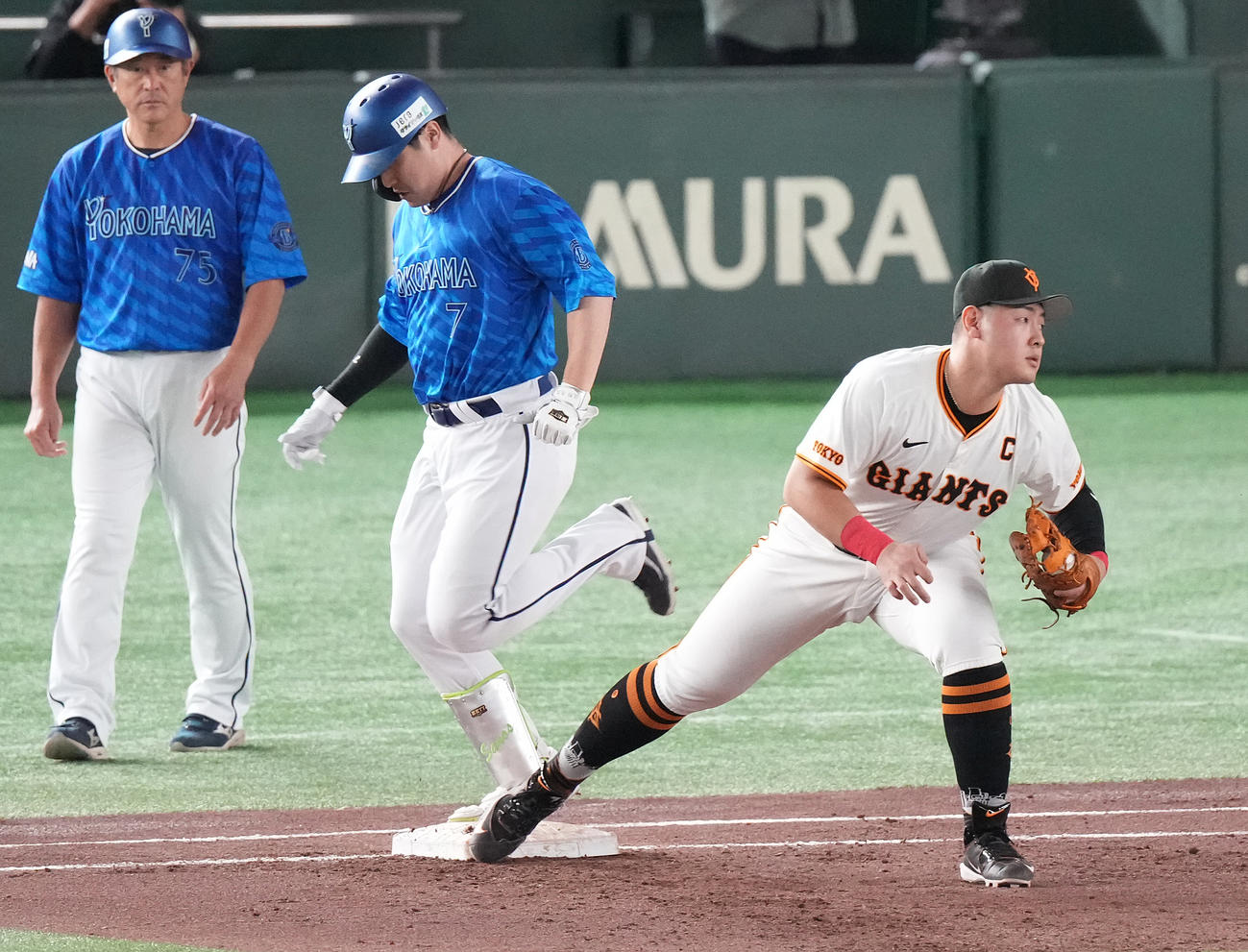 巨人対DeNA 3回表DeNA1死一、二塁、遊ゴロ併殺に倒れる佐野。一塁手岡本和（撮影・鈴木みどり）