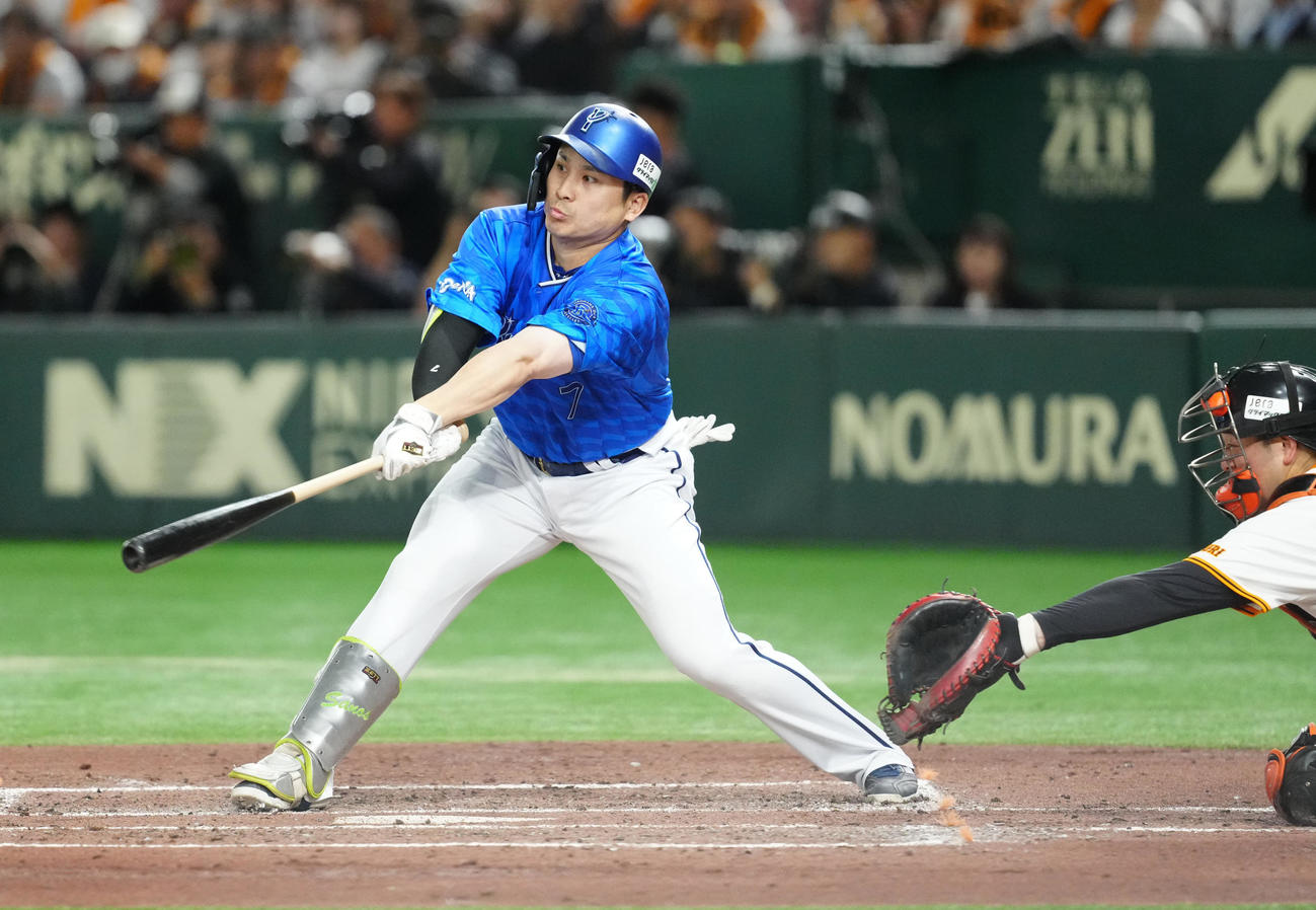 巨人対DeNA 3回表DeNA1死一、二塁、併殺に倒れる佐野（撮影・江口和貴）