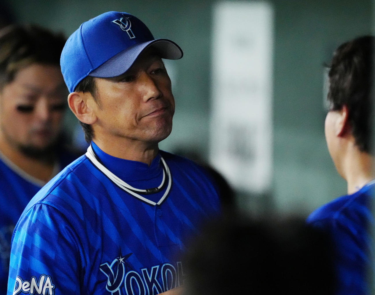 巨人対DeNA 5回表終了後、DeNA浜口をねぎらう三浦監督（撮影・江口和貴）