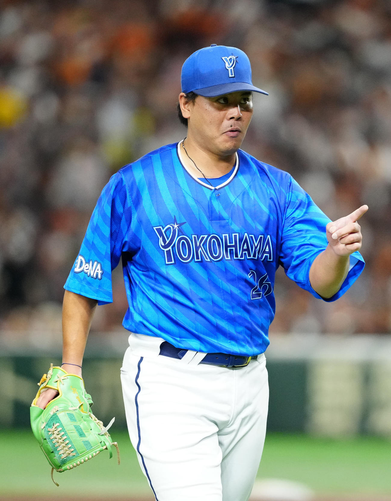 巨人対DeNA 3回裏終了後、ベンチに引き揚げるDeNA先発の浜口（撮影・江口和貴）