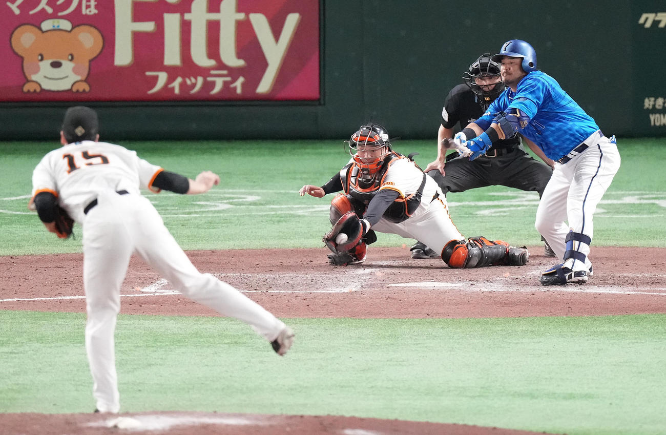 巨人対DeNA 9回表DeNA1死一、二塁、空振り三振に倒れる宮崎。投手大勢（撮影・鈴木みどり）