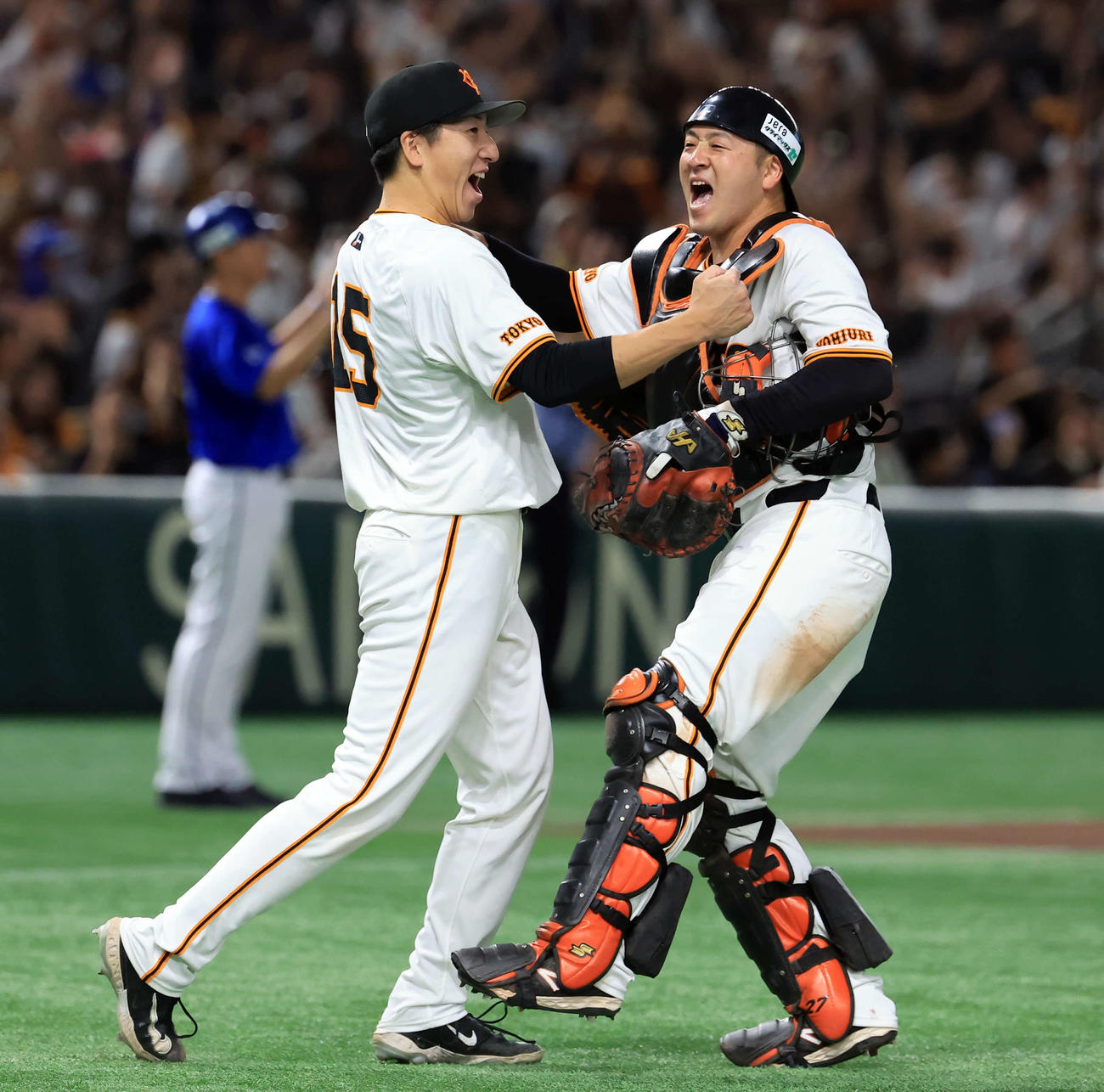 巨人対DeNA 9回表DeNA2死一、二塁、筒香を中飛に仕留めて勝利し、歓喜する大勢（左）と岸田（撮影・浅見桂子）