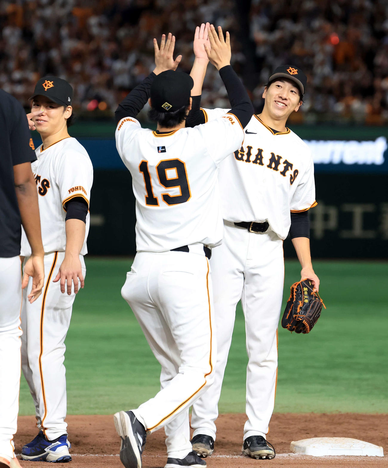 巨人対DeNA 3勝3敗に持ち込み、巨人山崎伊（手前）と笑顔でハイタッチする大勢（撮影・浅見桂子）