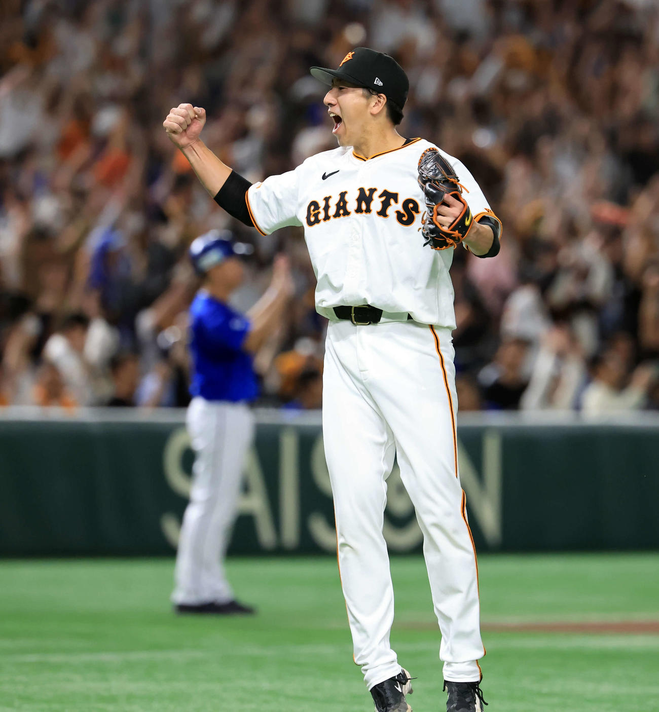 巨人対DeNA 9回表DeNA2死一。二塁、筒香を中飛に仕留めて勝利し、歓喜のガッツポーズをする大勢（撮影・浅見桂子）