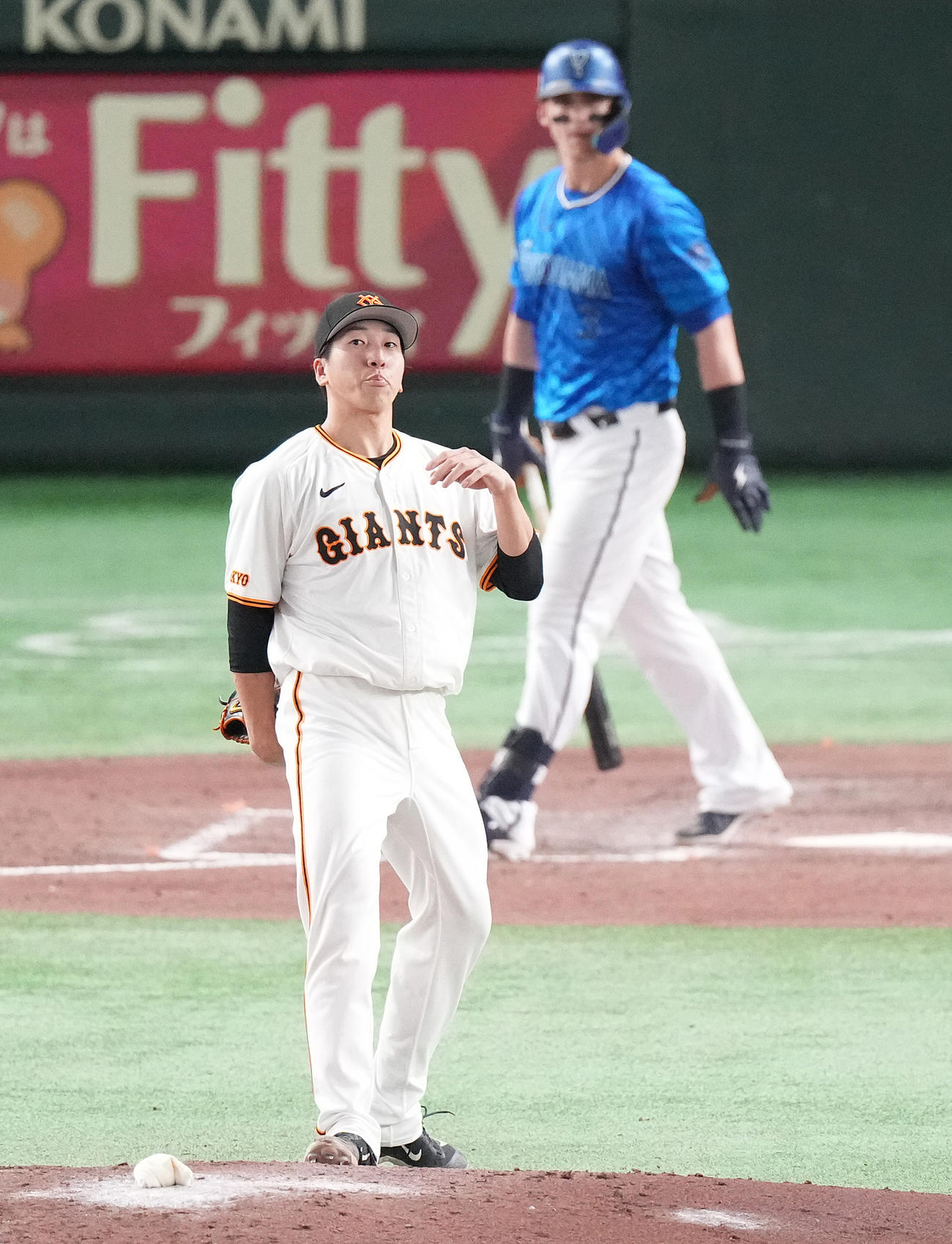 巨人対DeNA 9回表DeNA1死一塁、オースティンに四球を与える大勢（撮影・鈴木みどり）