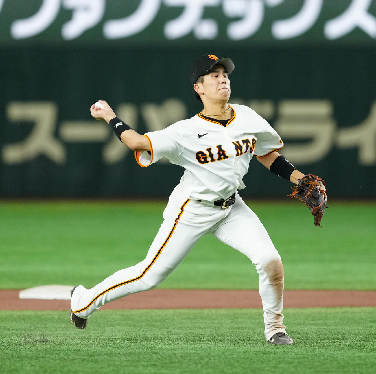 巨人対DeNA 7回表DeNA1死三塁、遊ゴロとなった森敬の打球を処理し本塁送球で走者桑原の生還を阻止した門脇（撮影・江口和貴）