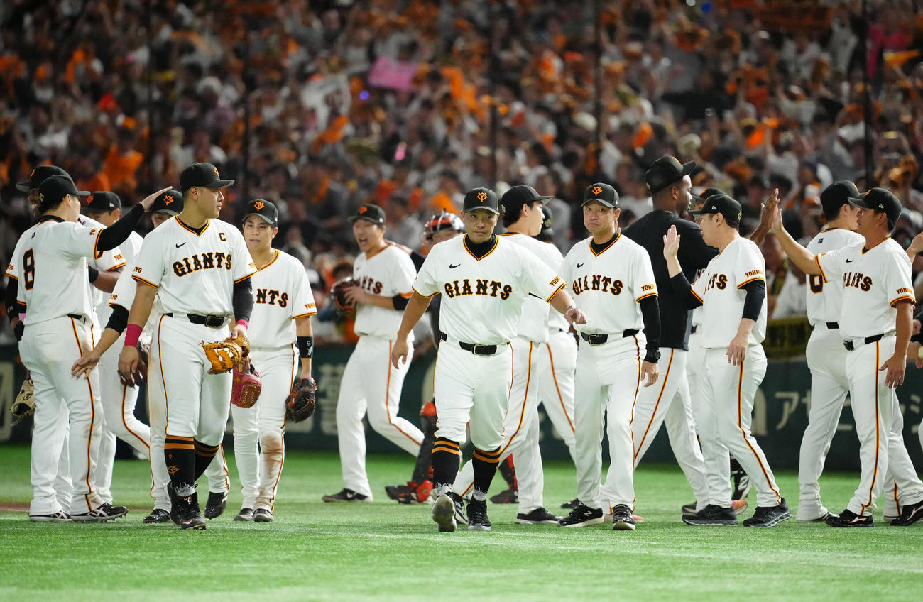 巨人対DeNA　試合後、選手たちとタッチを交わした阿部監督（中央）（撮影・江口和貴）