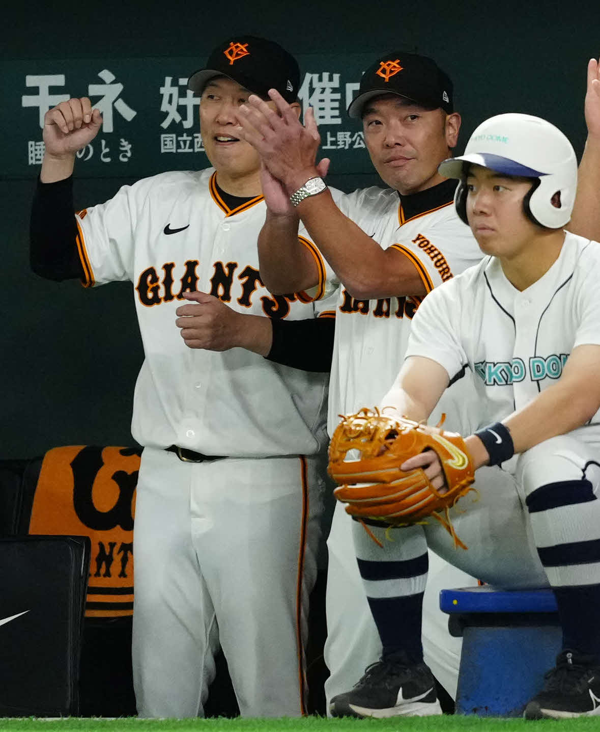 巨人対DeNA 7回表、DeNA走者桑原の生還を阻止し、ベンチで拍手する巨人阿部監督（左から2人目）（撮影・江口和貴）