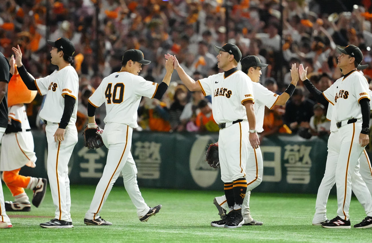 巨人対DeNA　試合後、巨人中山（中央左）とタッチを交わす阿部監督（撮影・江口和貴）