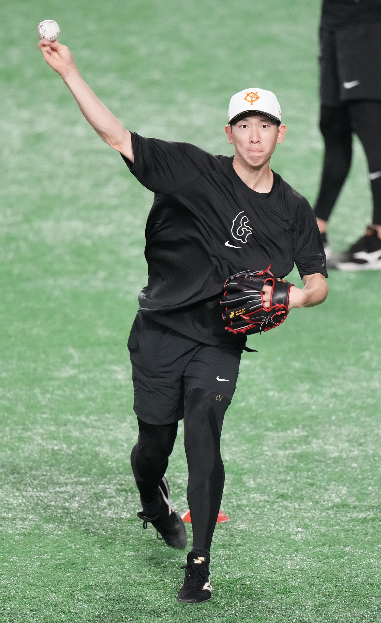 巨人対DeNA　試合前練習でキャッチボールする巨人戸郷（撮影・鈴木みどり）