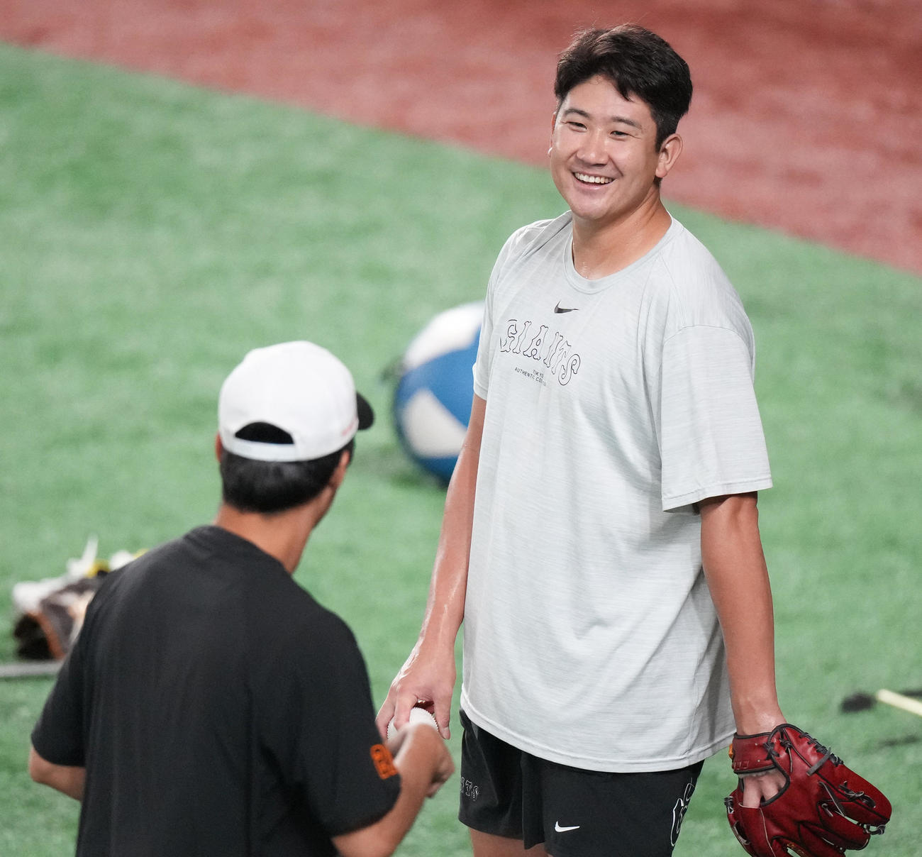 巨人対DeNA　試合前練習で笑顔の巨人菅野（撮影・鈴木みどり）