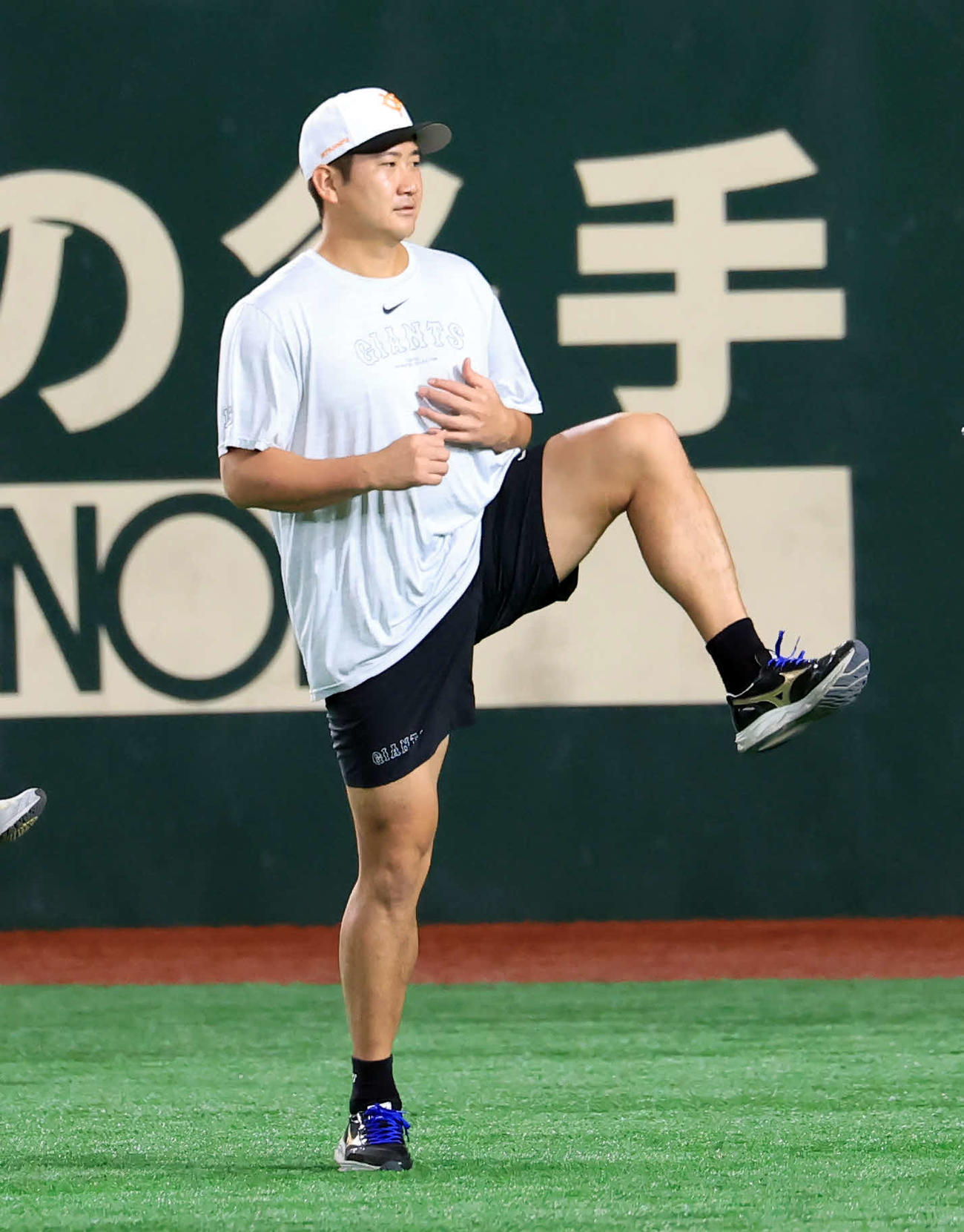 巨人対DeNA　ウォームアップする巨人菅野（撮影・浅見桂子）