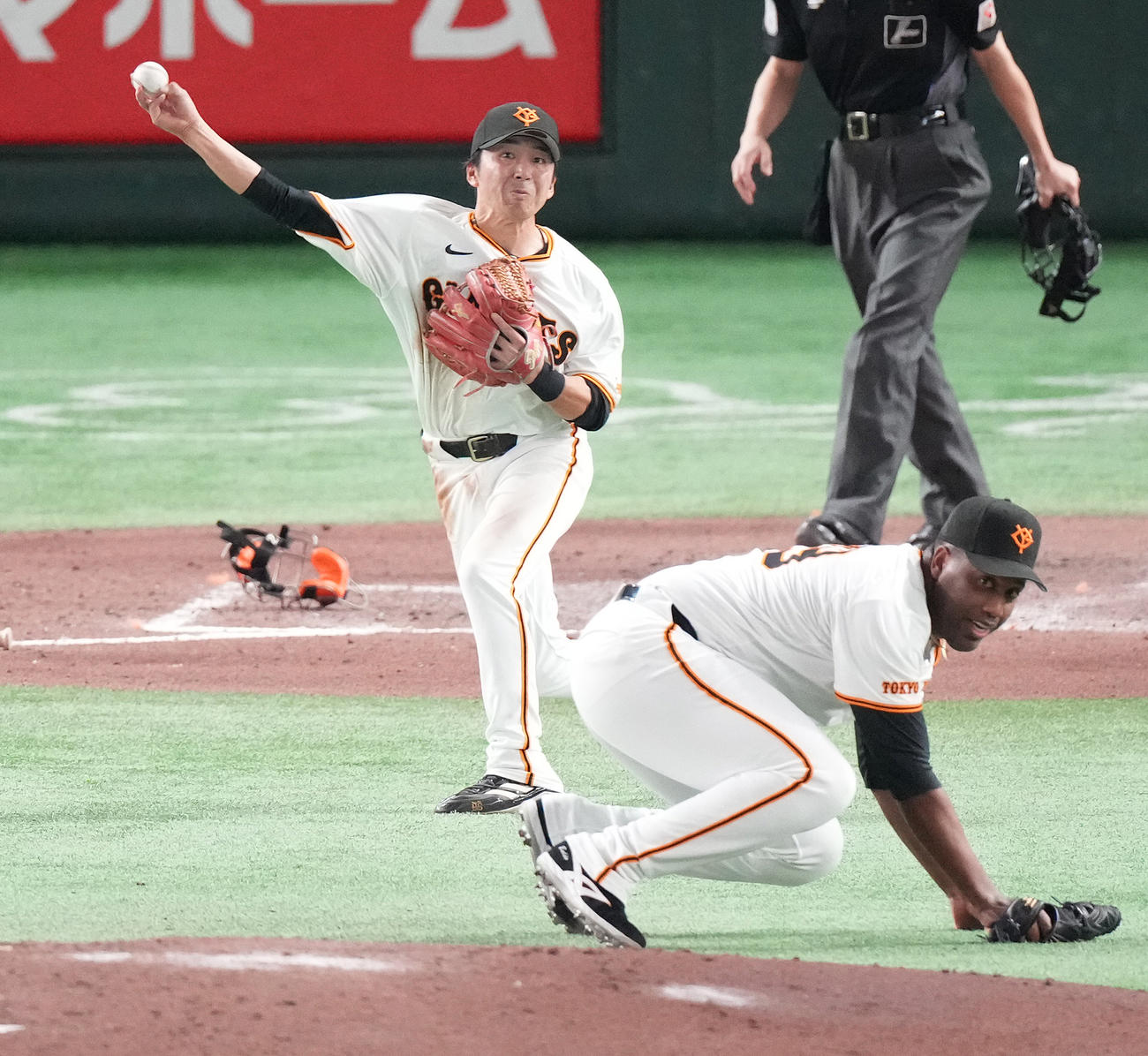巨人対DeNA 8回表DeNA無死一塁、代打蝦名のバント球を二塁へ送球する三塁手増田大。投手バルドナード（撮影・鈴木みどり）