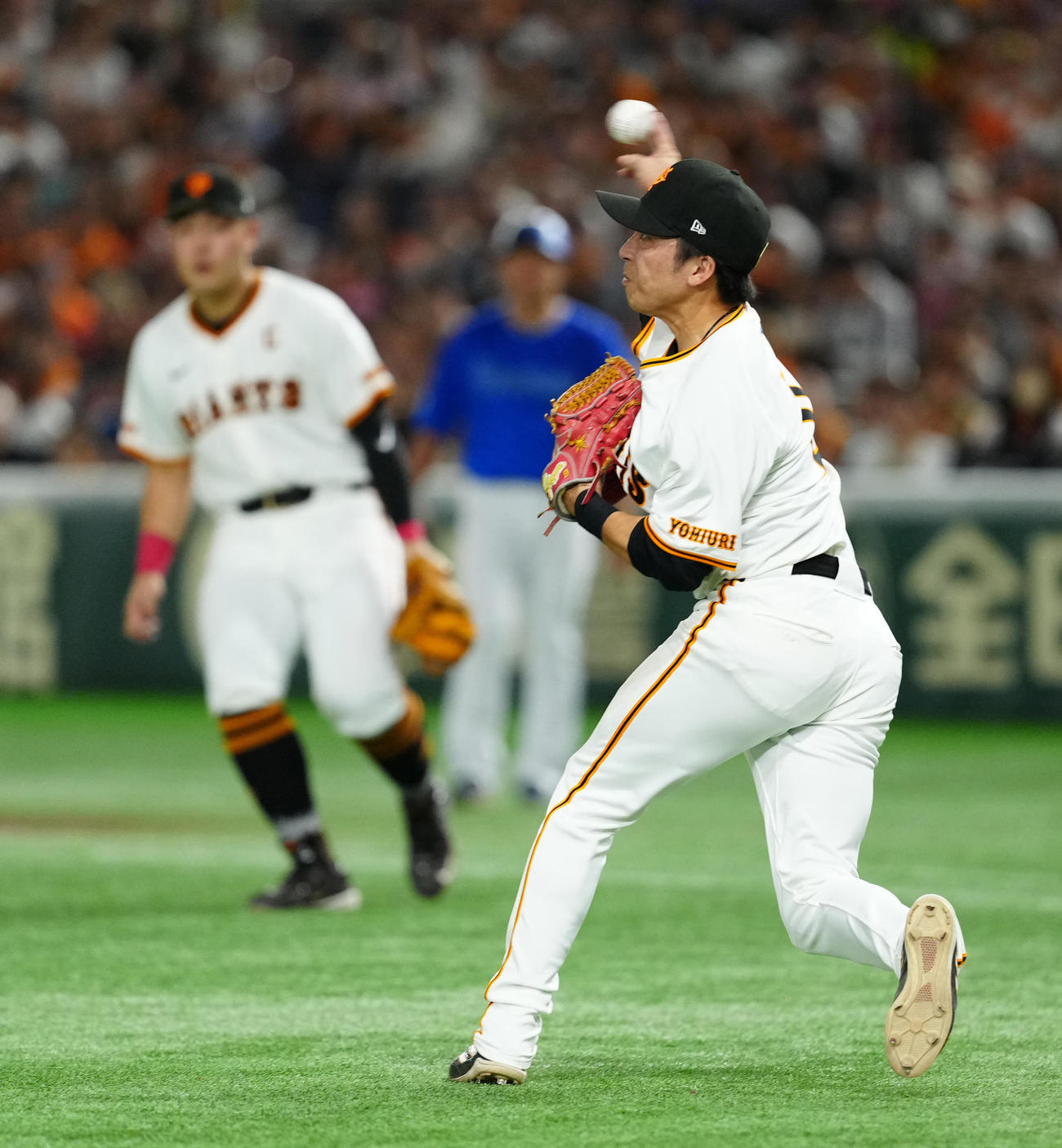 巨人対DeNA 8回表DeNA無死一塁、代打蝦名の送りバントを処理し二塁へ送球する三塁手増田大（撮影・江口和貴）