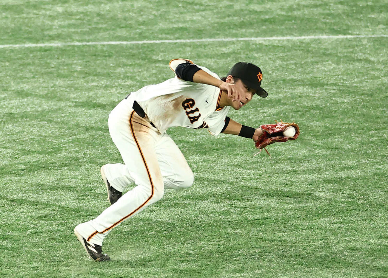 巨人対DeNA 9回表DeNA無死、牧の打球を好捕する増田大（撮影・河田真司）