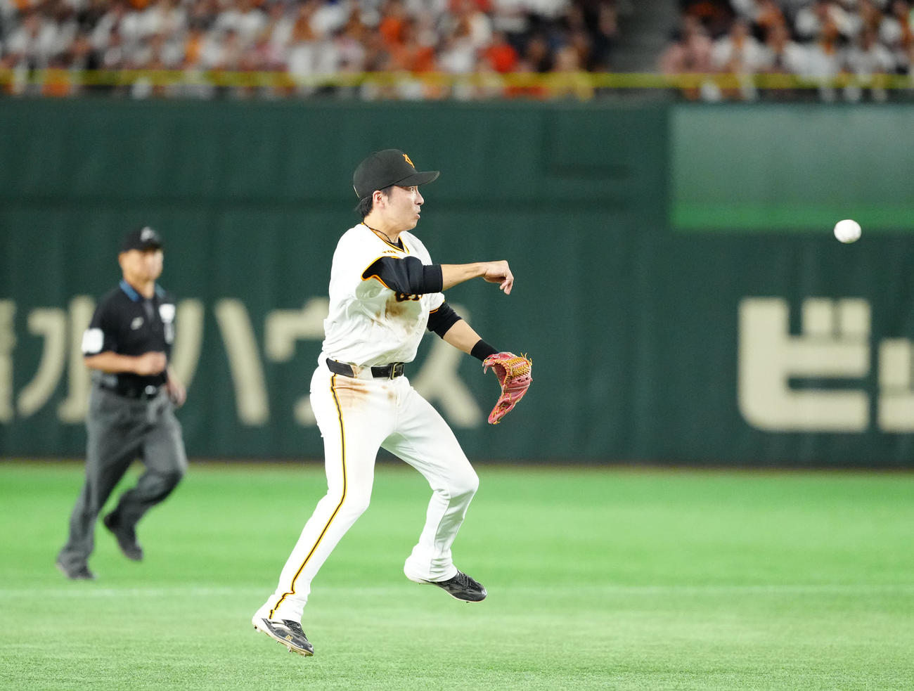 巨人対DeNA 9回表DeNA無死、三ゴロとなった牧の打球を処理し一塁へ送球する増田大（撮影・江口和貴）