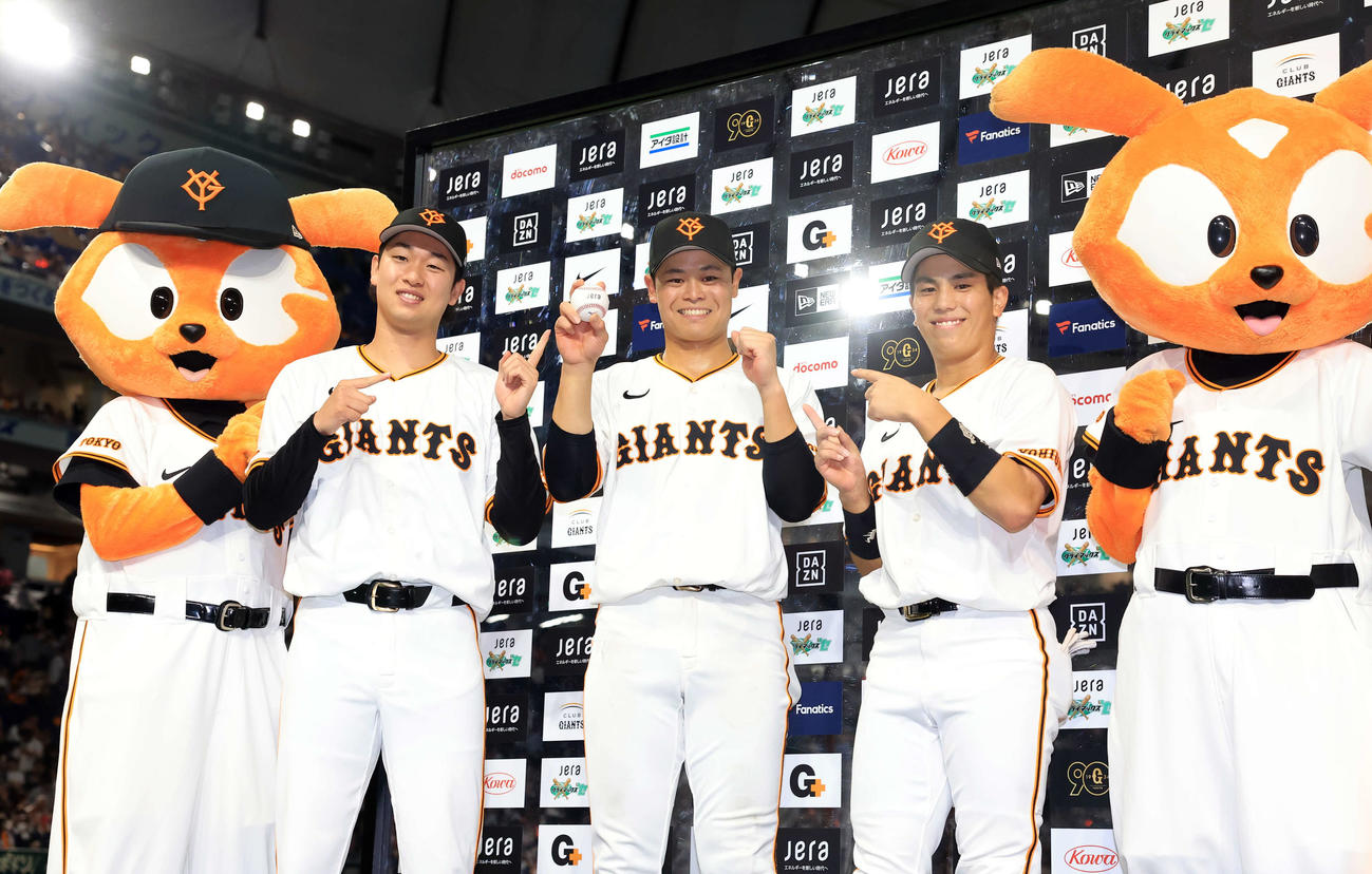 巨人対DeNA 3勝3敗に持ち込み、ヒーローインタビューで本塁打ボールを手にする巨人中山（中央）を指さし笑顔で記念撮影する山崎伊（左）と門脇（撮影・浅見桂子）