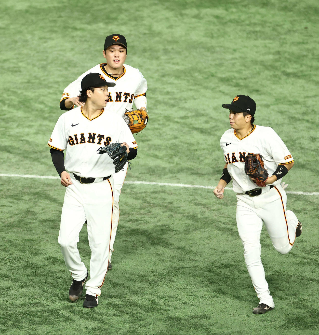 巨人対DeNA 6回表を抑え、ベンチに戻る山崎伊（左）（撮影・河田真司）