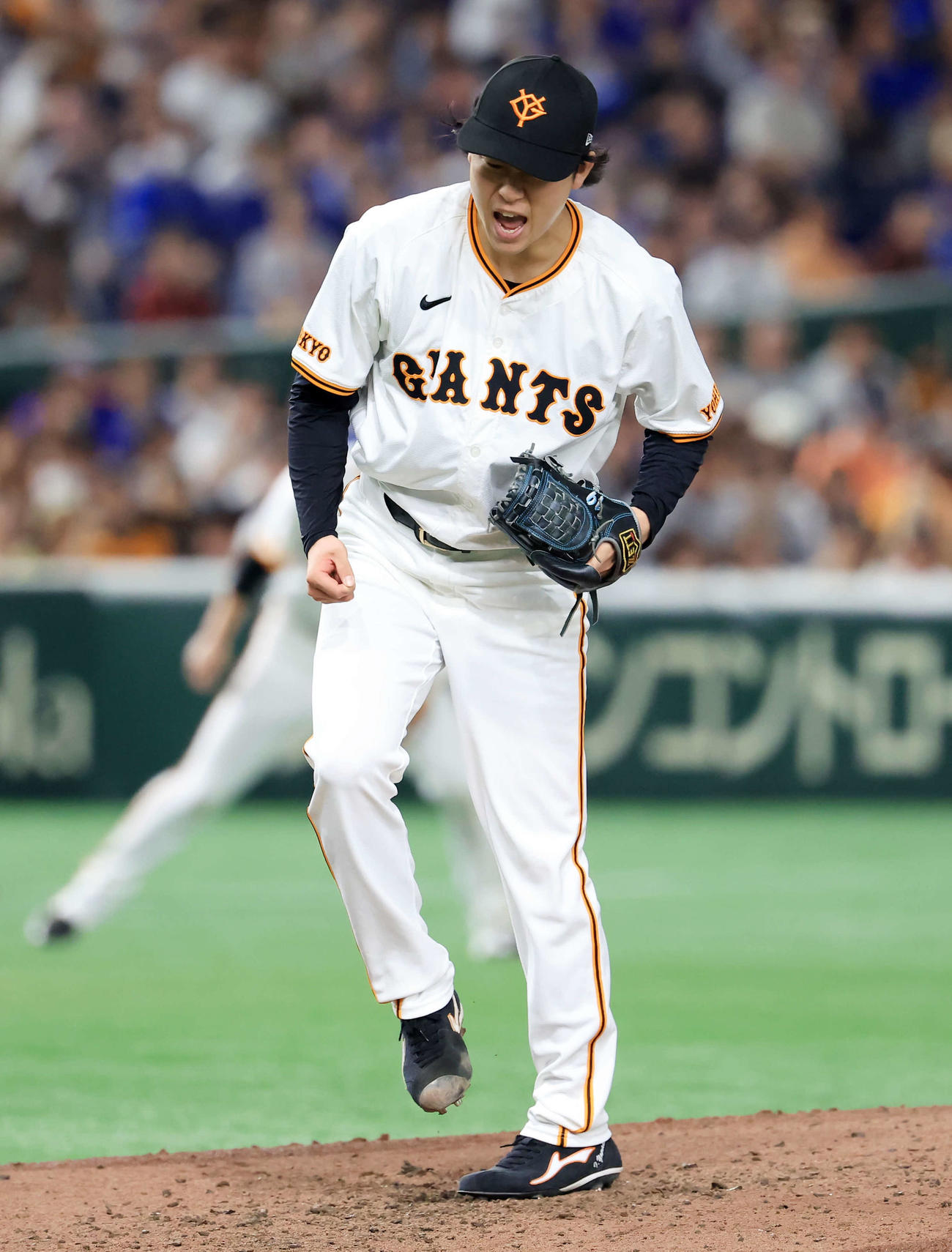 巨人対DeNA 6回表DeNA2死、オースティンを三振に仕留め雄たけびを上げる山崎伊（撮影・浅見桂子）