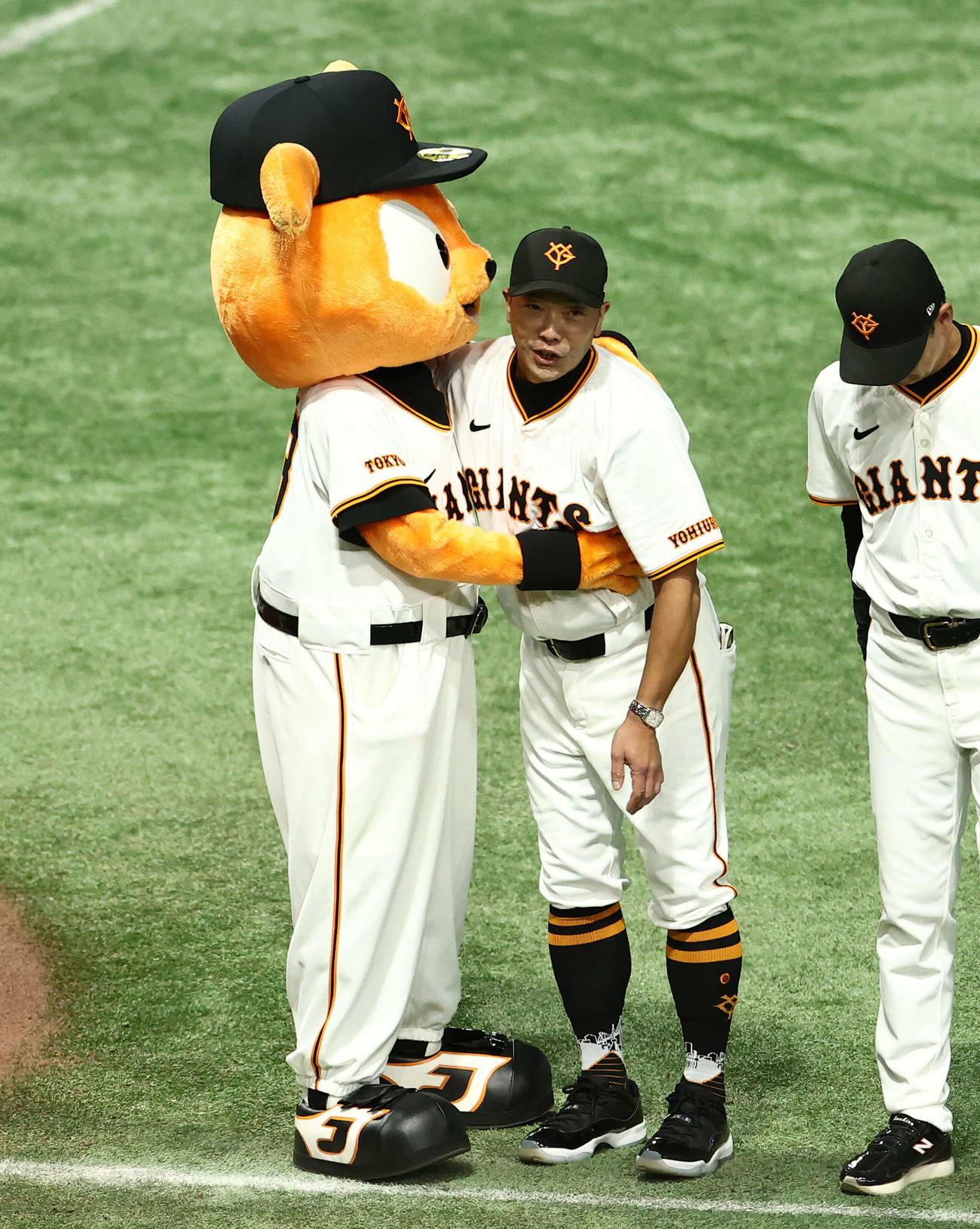 巨人対DeNA DeNAに勝利し、ジャビットに迎えられる巨人阿部監督（撮影・河田真司）