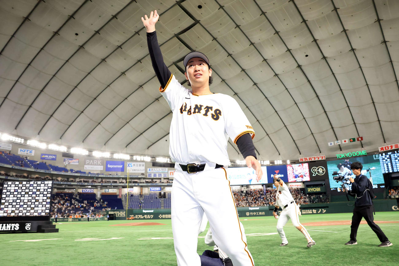 巨人対DeNA 3勝3敗に持ち込み、スタンドに手を振るする巨人山崎伊（撮影・浅見桂子）