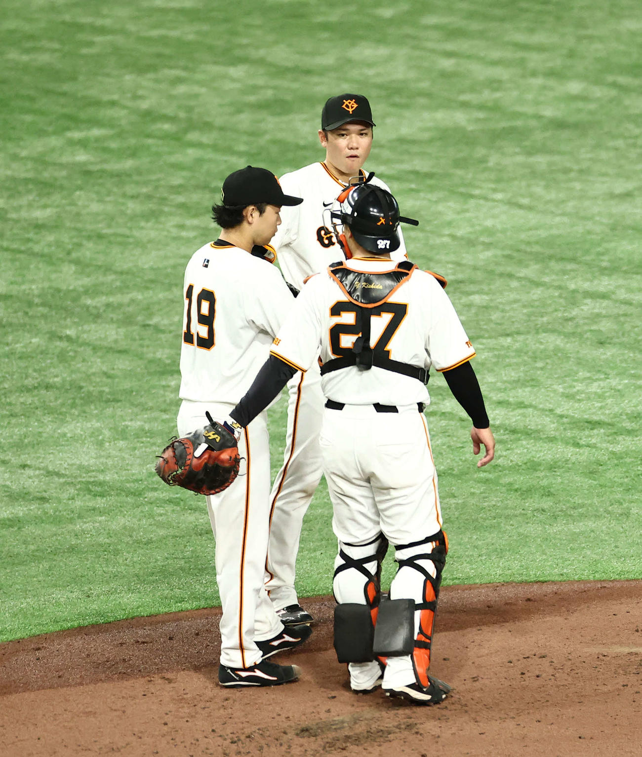巨人対DeNA 3回表DeNA無死一、二塁、マウンドで言葉を交わす巨人の、左から山崎伊、坂本、岸田（撮影・河田真司）