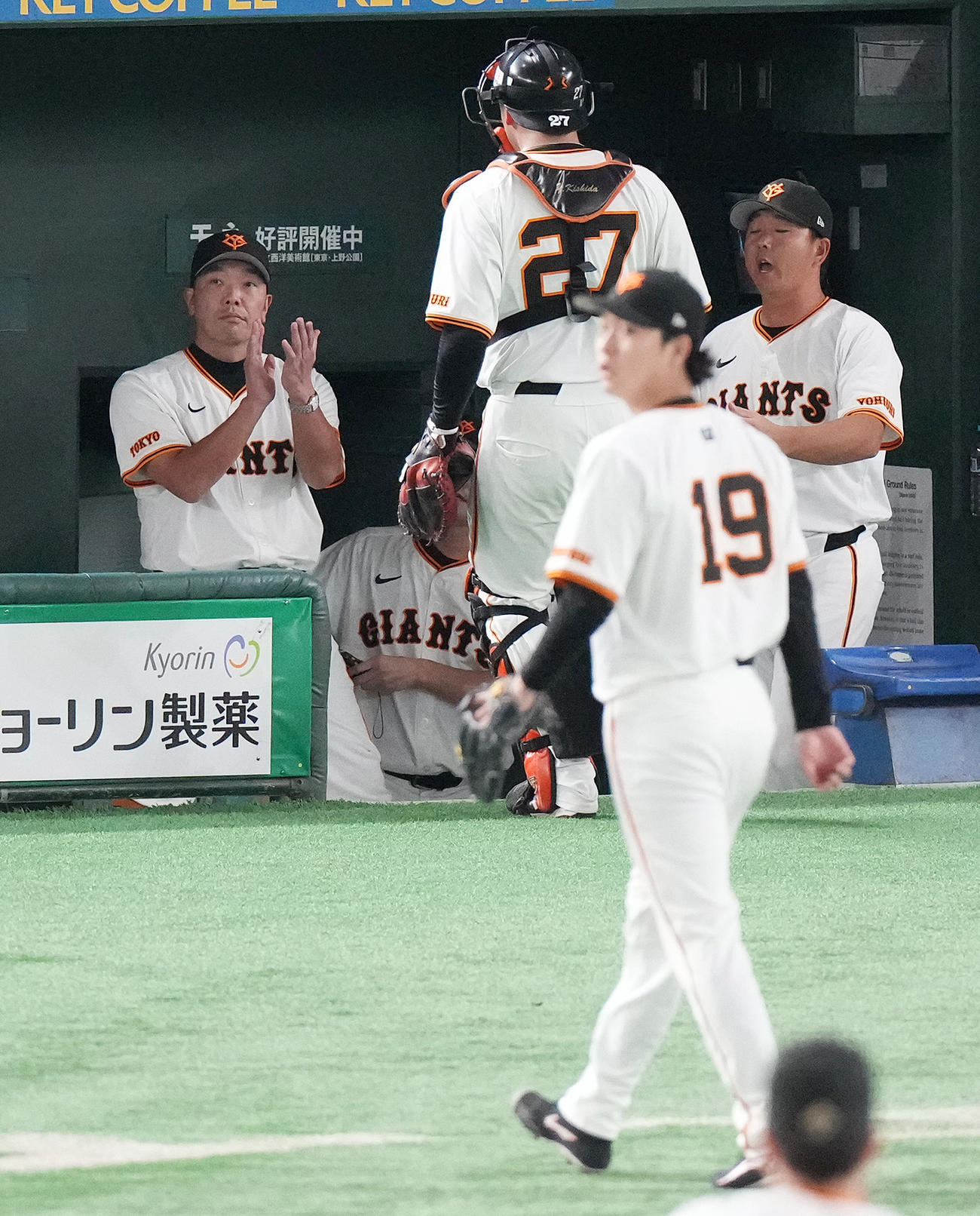 巨人対DeNA　先発山崎伊（手前）が5回まで無失点に抑え、ベンチで手をたたく巨人阿部監督（左）（撮影・鈴木みどり）