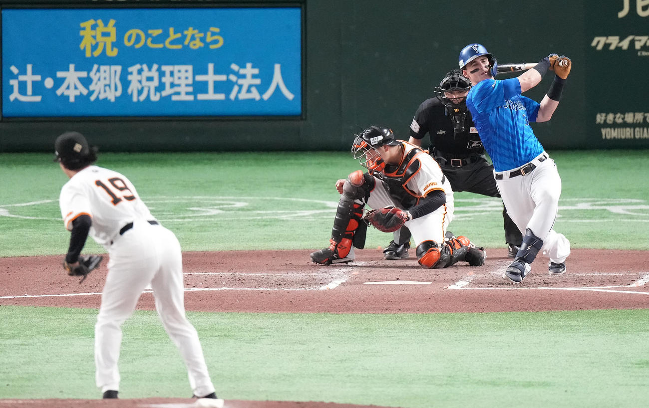 巨人対DeNA 6回表DeNA2死、空振り三振に倒れるオースティン。投手山崎伊（撮影・鈴木みどり）