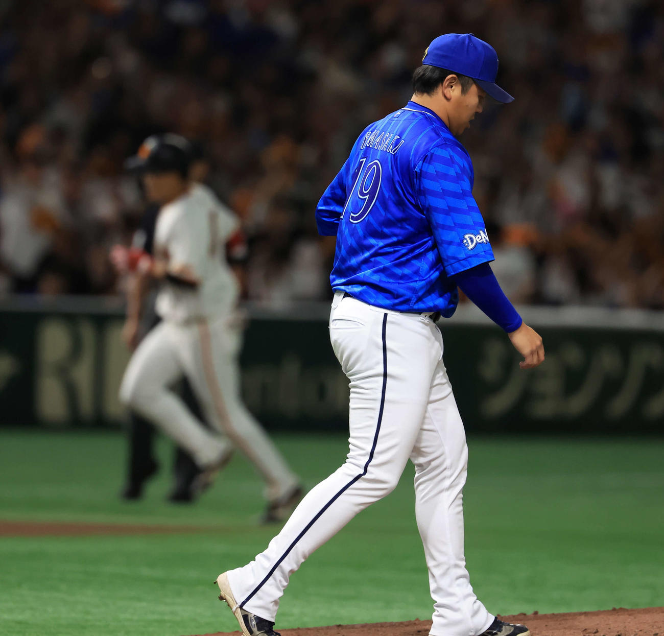 巨人対DeNA 5回裏巨人無死、中山（後方）にソロ本塁打を許した山崎（撮影・浅見桂子）