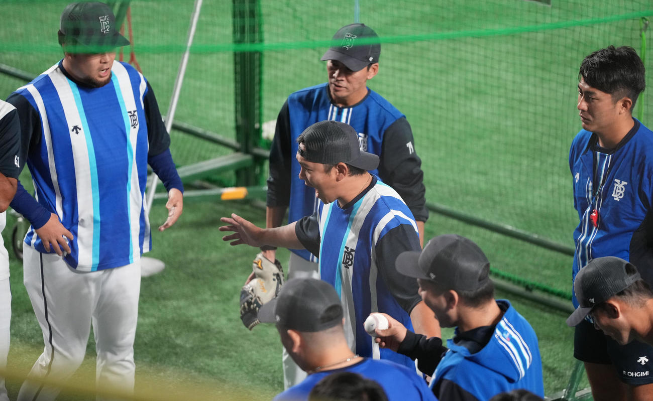 巨人対DeNA　投手陣の円陣で声出しするDeNA山崎（中央）（撮影・鈴木みどり）