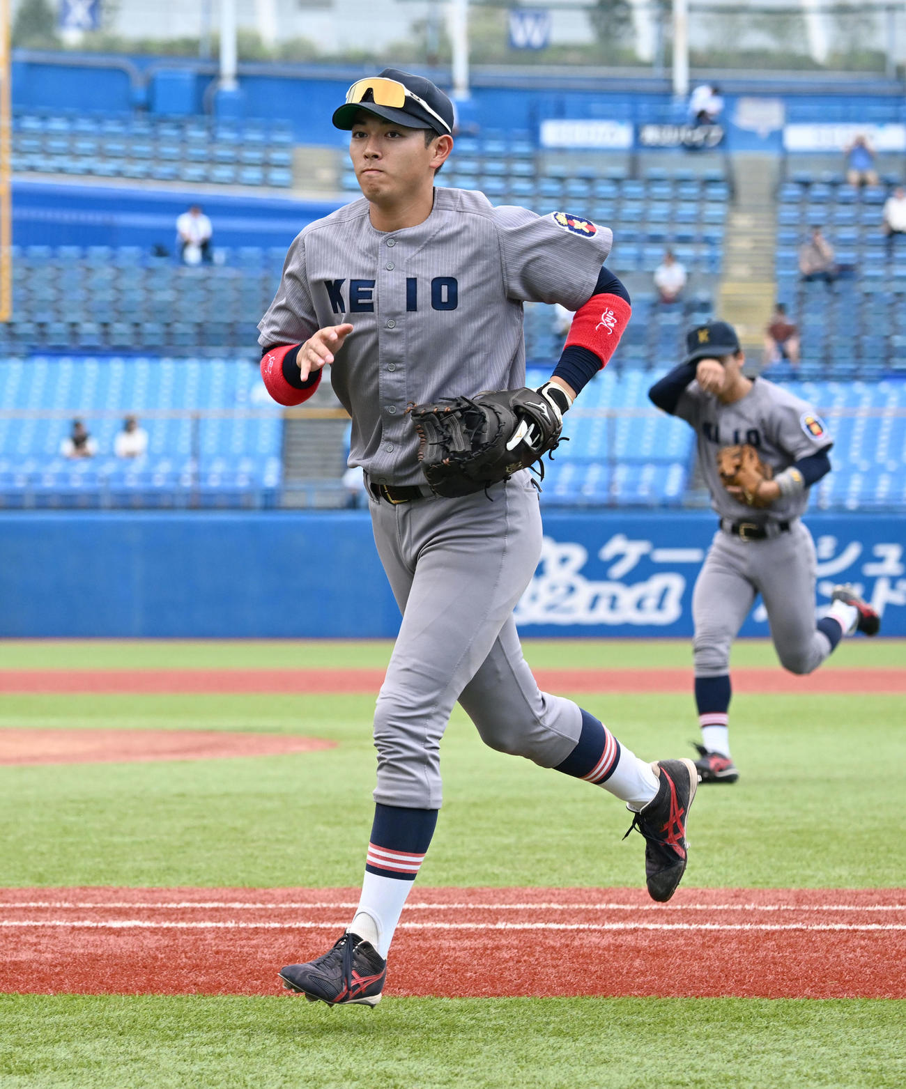 東京6大学野球秋季リーグ戦　法大対慶大　3回の守備を終え、ベンチに戻る慶大・一塁手清原（撮影・千葉一成）