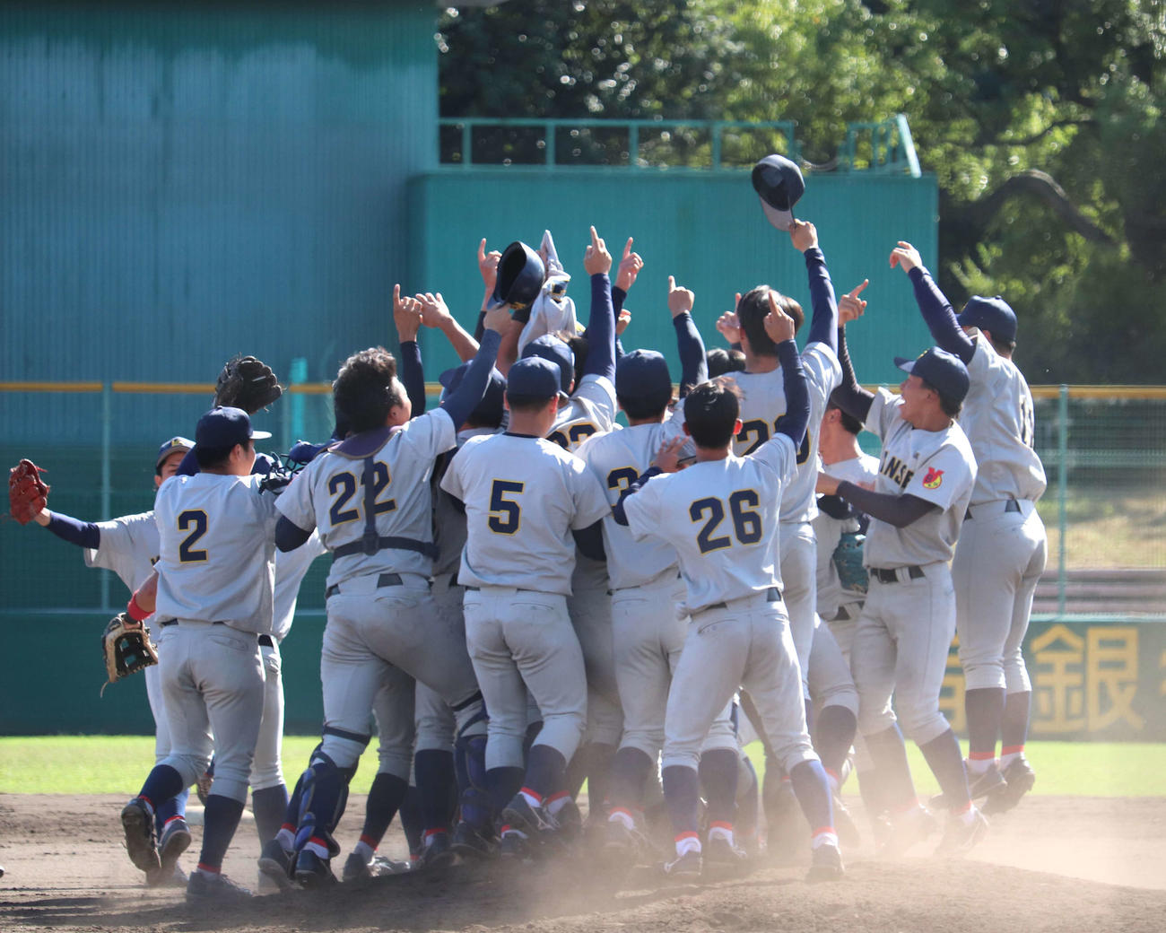 関学大対京大1回戦　歓喜の輪を作る、関学大ナイン