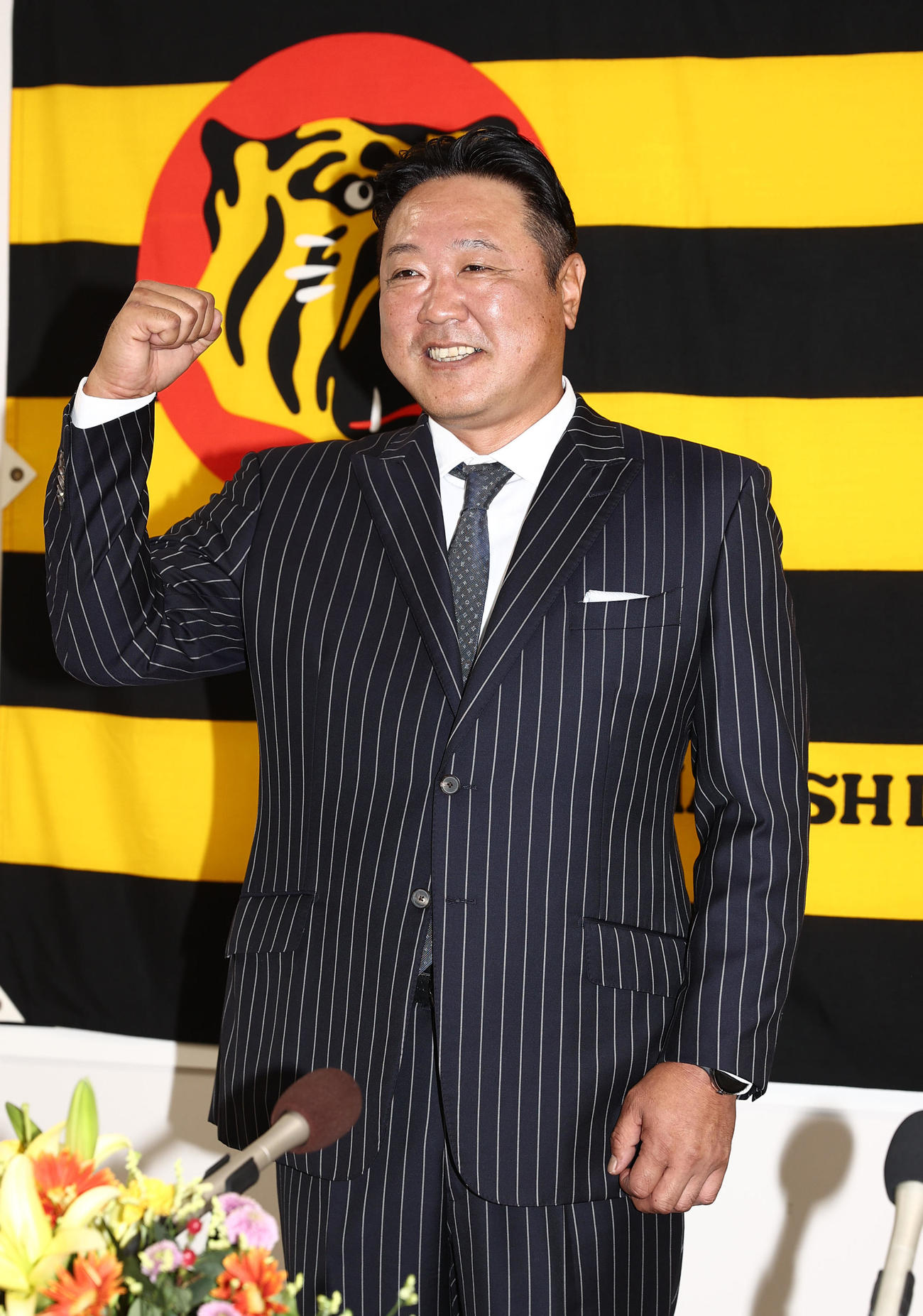 1軍ブルペンコーチ兼BCに就任した阪神片山氏は藤川監督からもらったスーツで会見に臨む（撮影・西尾就之）