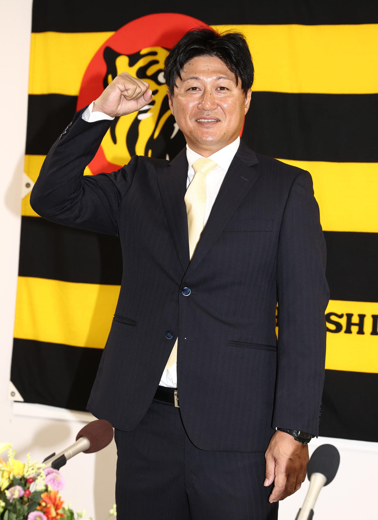 2軍野手コーチに就任した阪神俊介氏は笑顔でガッツポーズ（撮影・西尾就之）