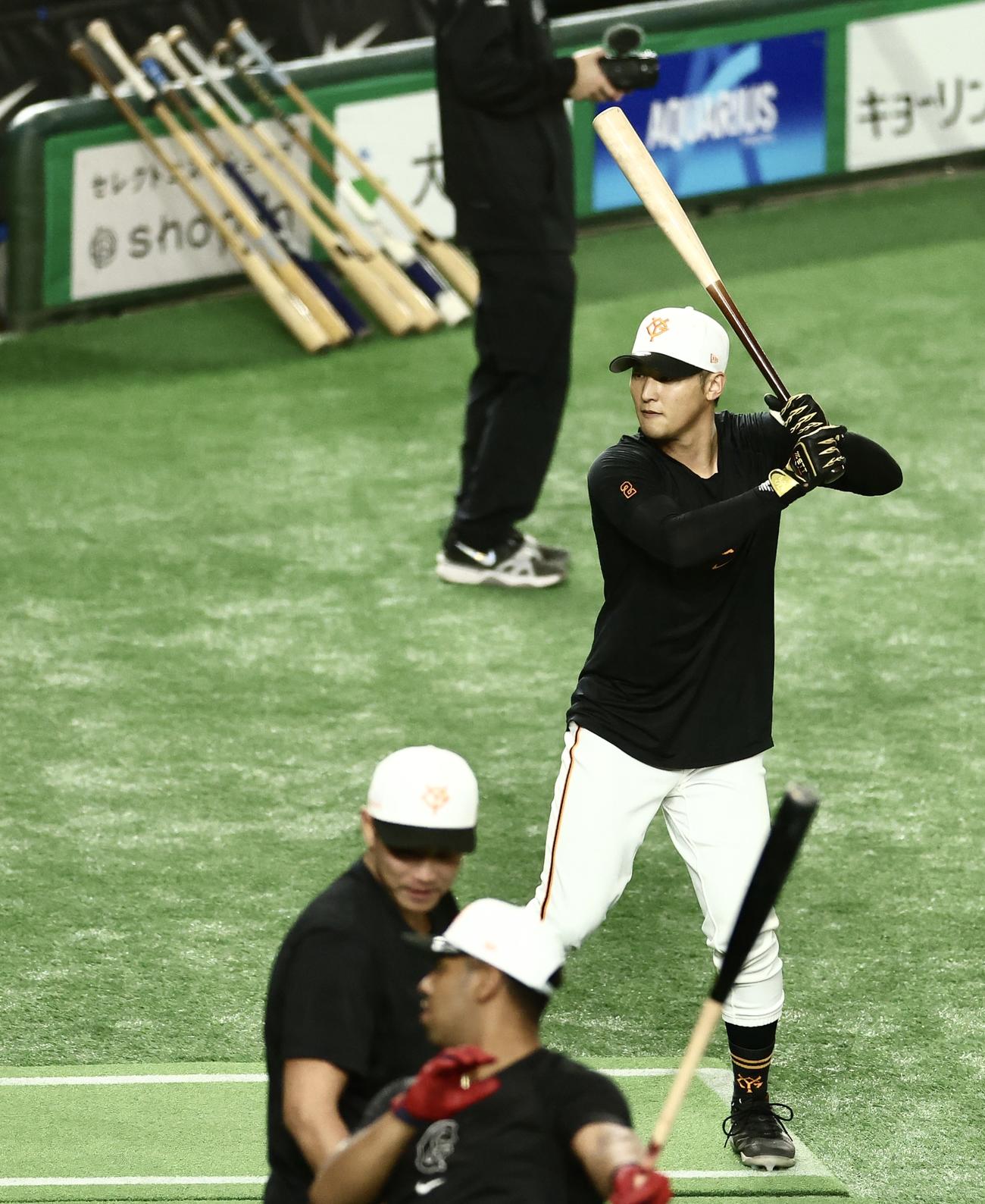 巨人対DeNA　試合前、練習に臨む吉川（撮影・河田真司）