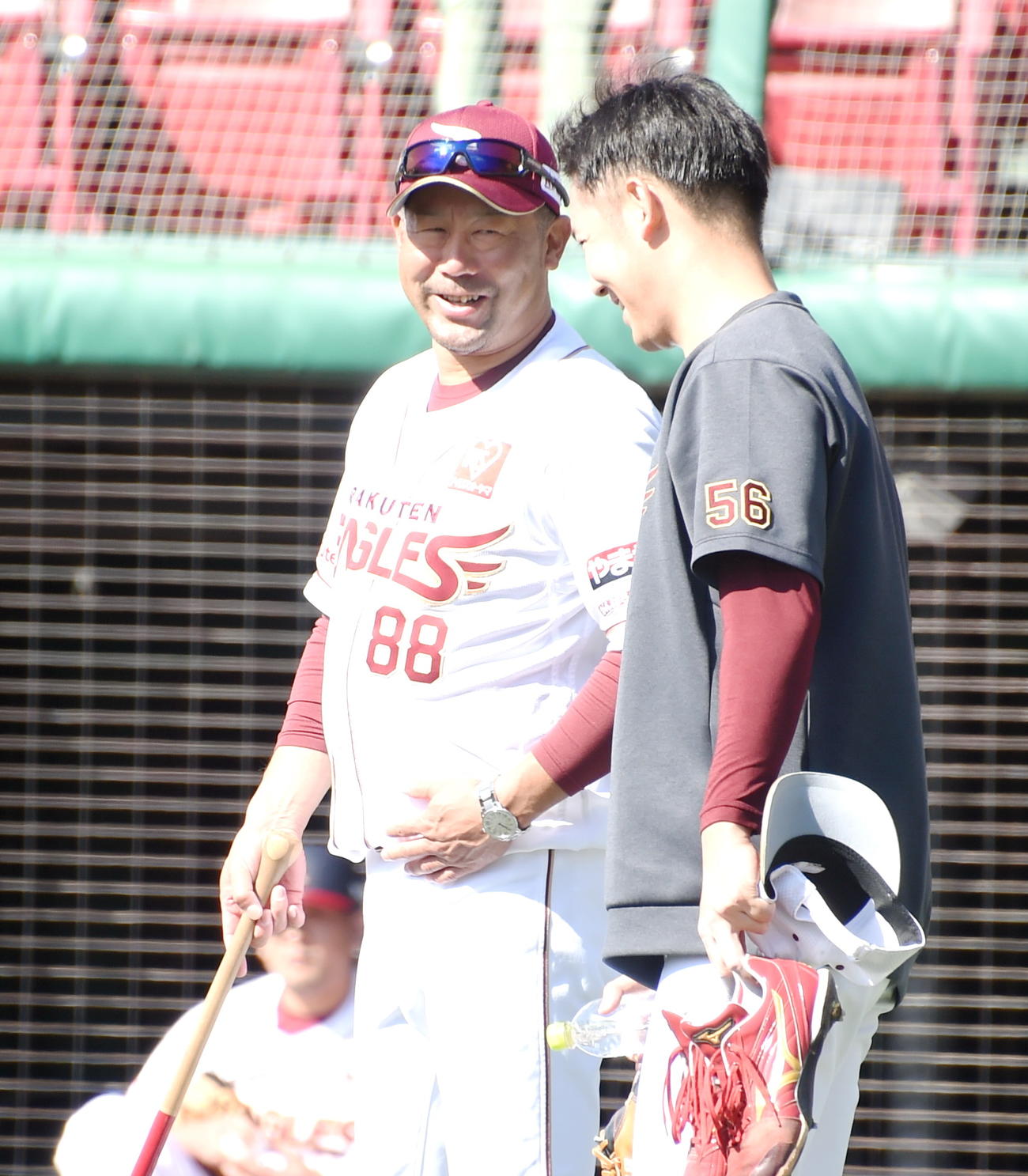 楽天鈴木翔（右）と笑顔で話す三木新監督（撮影・山田愛斗）