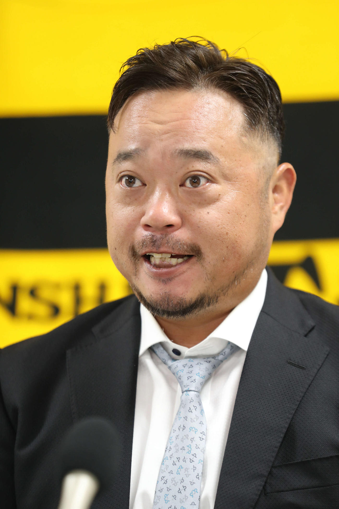 1軍打撃チーフコーチに就任した小谷野氏（右）は抱負を語る（西宮市内）（撮影・西尾就之）