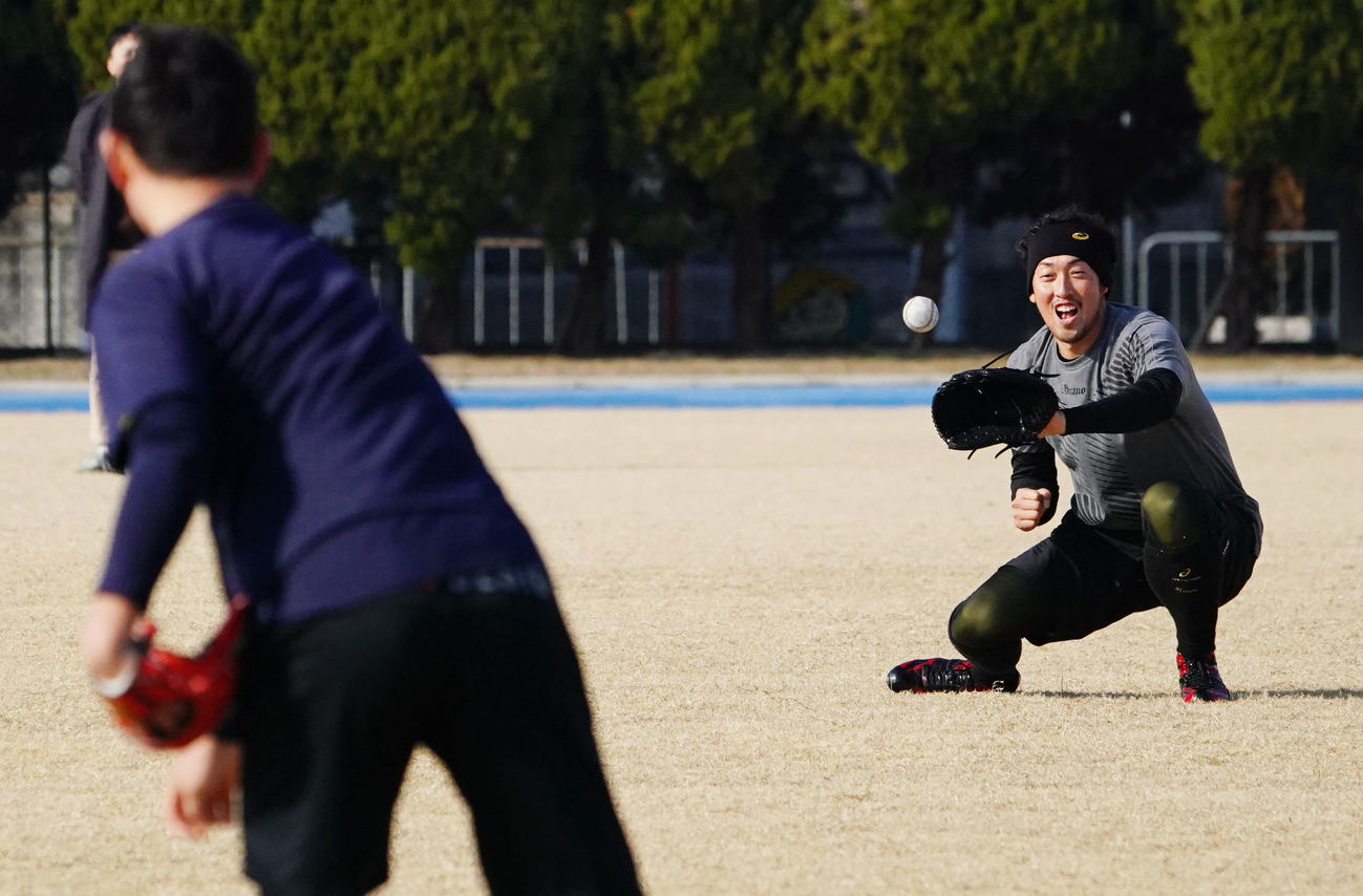 2019年1月5日、座って岸田のボールを笑顔で受ける平野
