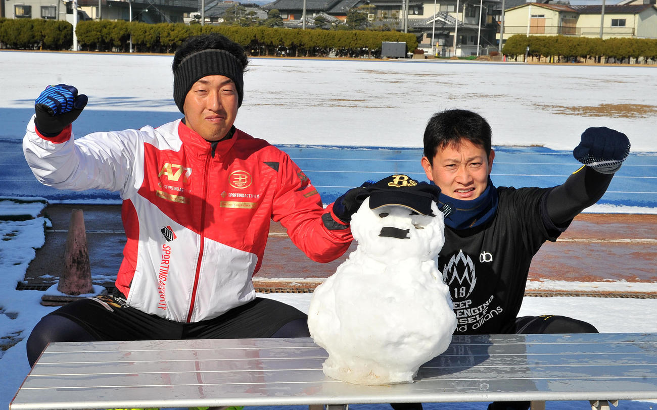 2015年1月3日、雪だるまを前にさらなる活躍を誓うオリックス岸田護（右）と平野佳寿