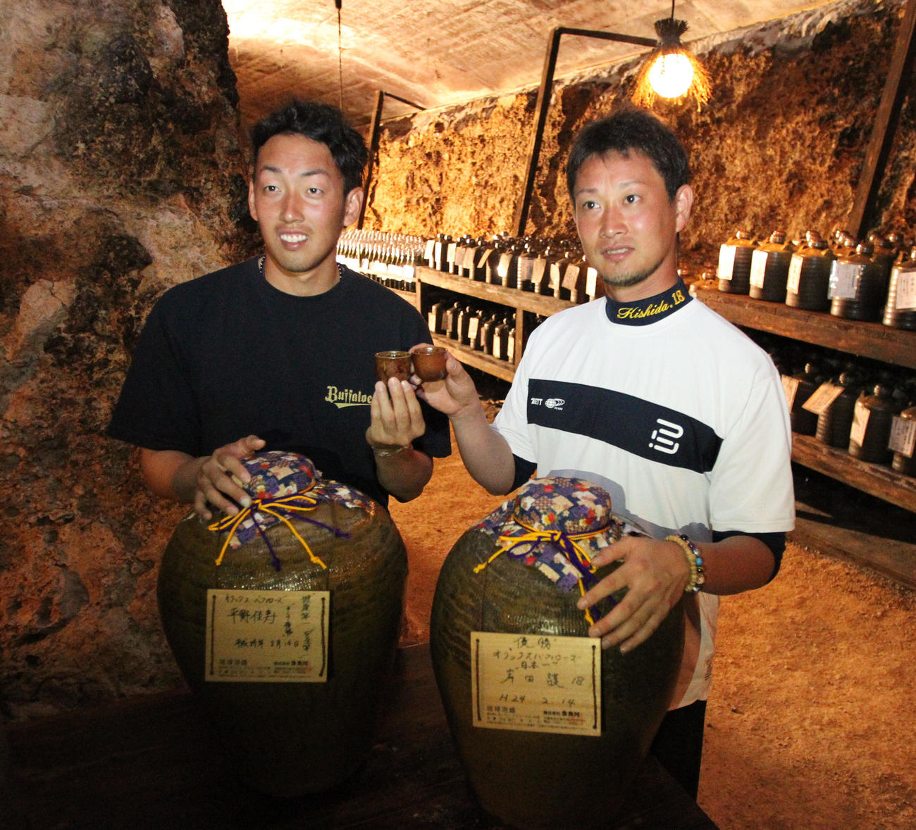 2012年2月14日、故仰木彬元監督が残した古酒を手に乾杯する平野佳寿（左）と岸田護