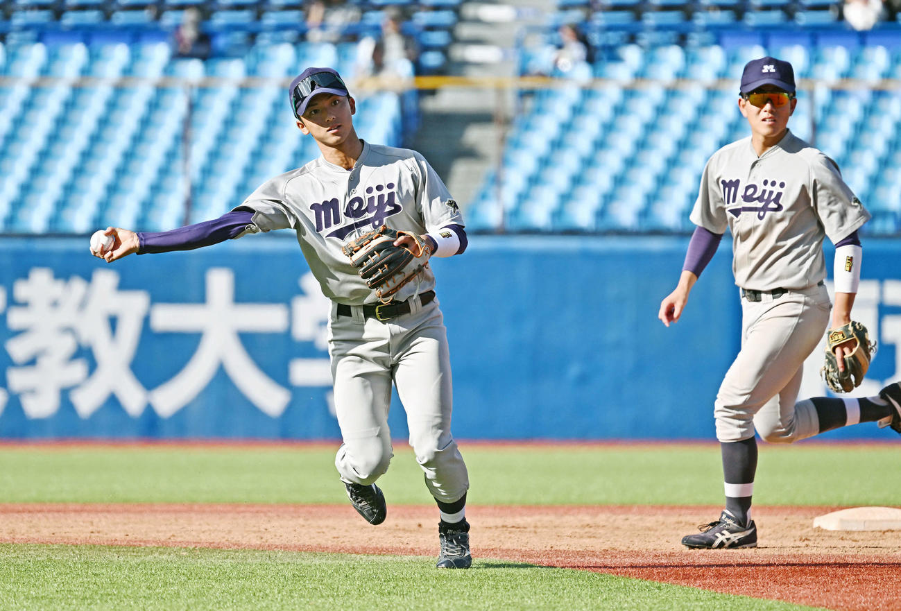 明大対早大　4回裏早大2死二、三塁、伊藤樹の遊ゴロを処理する宗山（左）（撮影・滝沢徹郎）