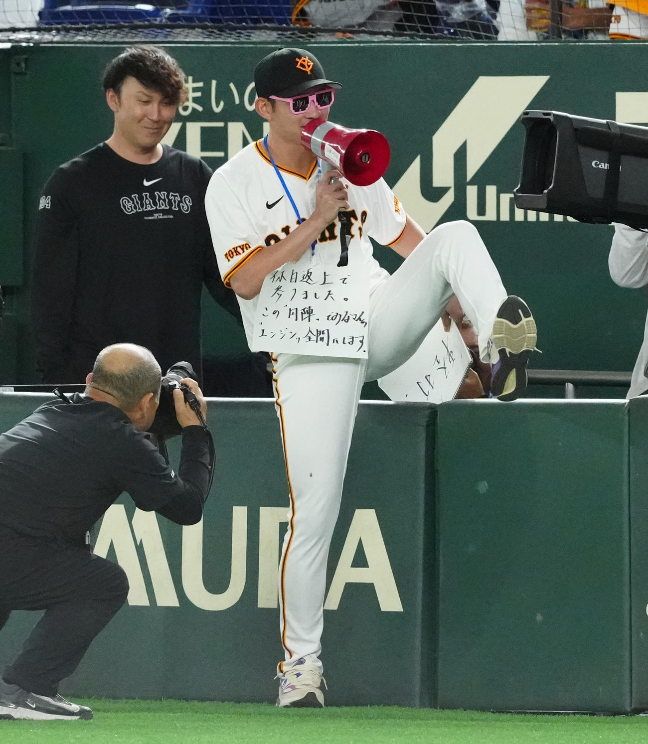 巨人対DeNA　試合前の円陣に参加する巨人萩尾（撮影・江口和貴）