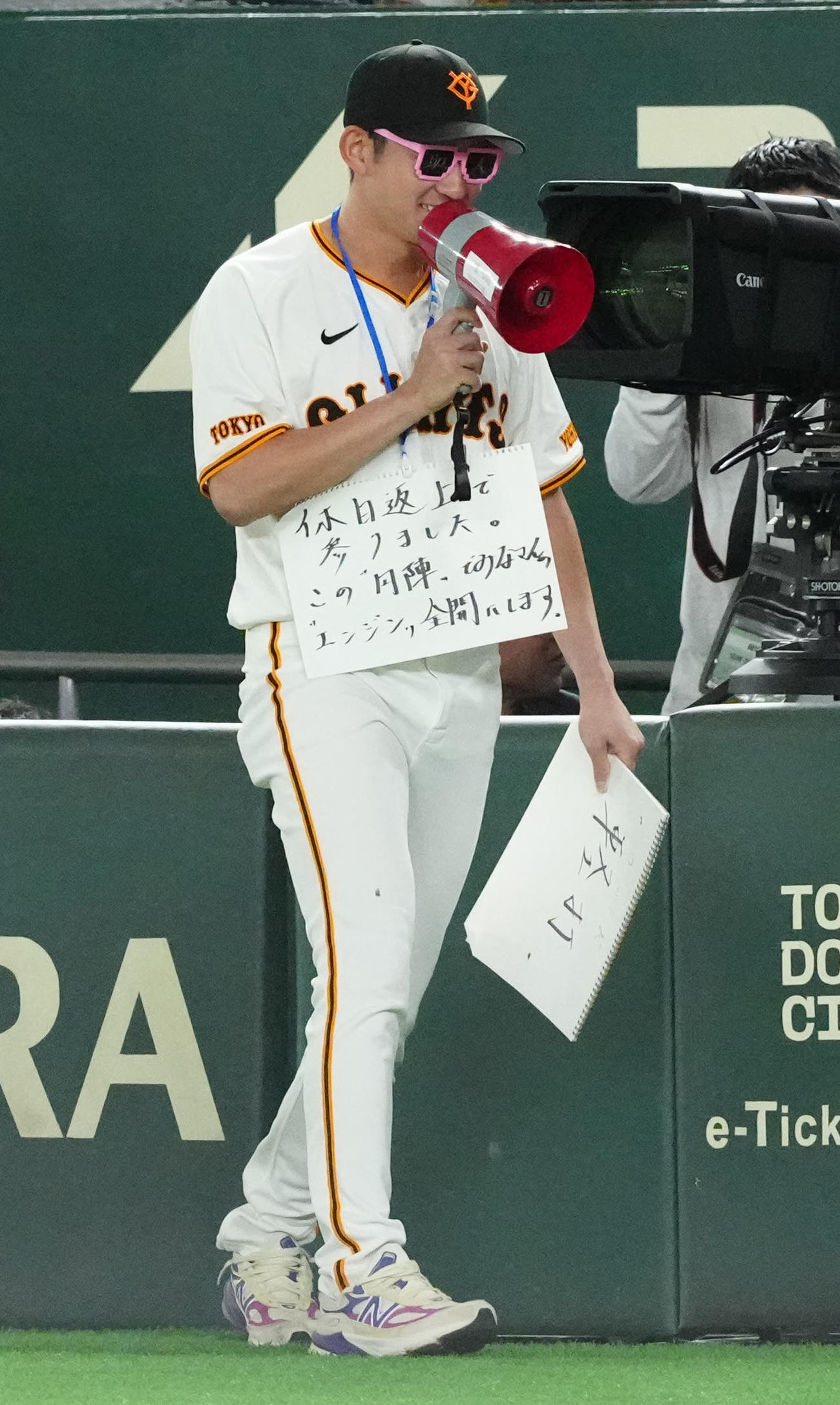 巨人対DeNA　試合前の円陣に参加する巨人萩尾（撮影・江口和貴）
