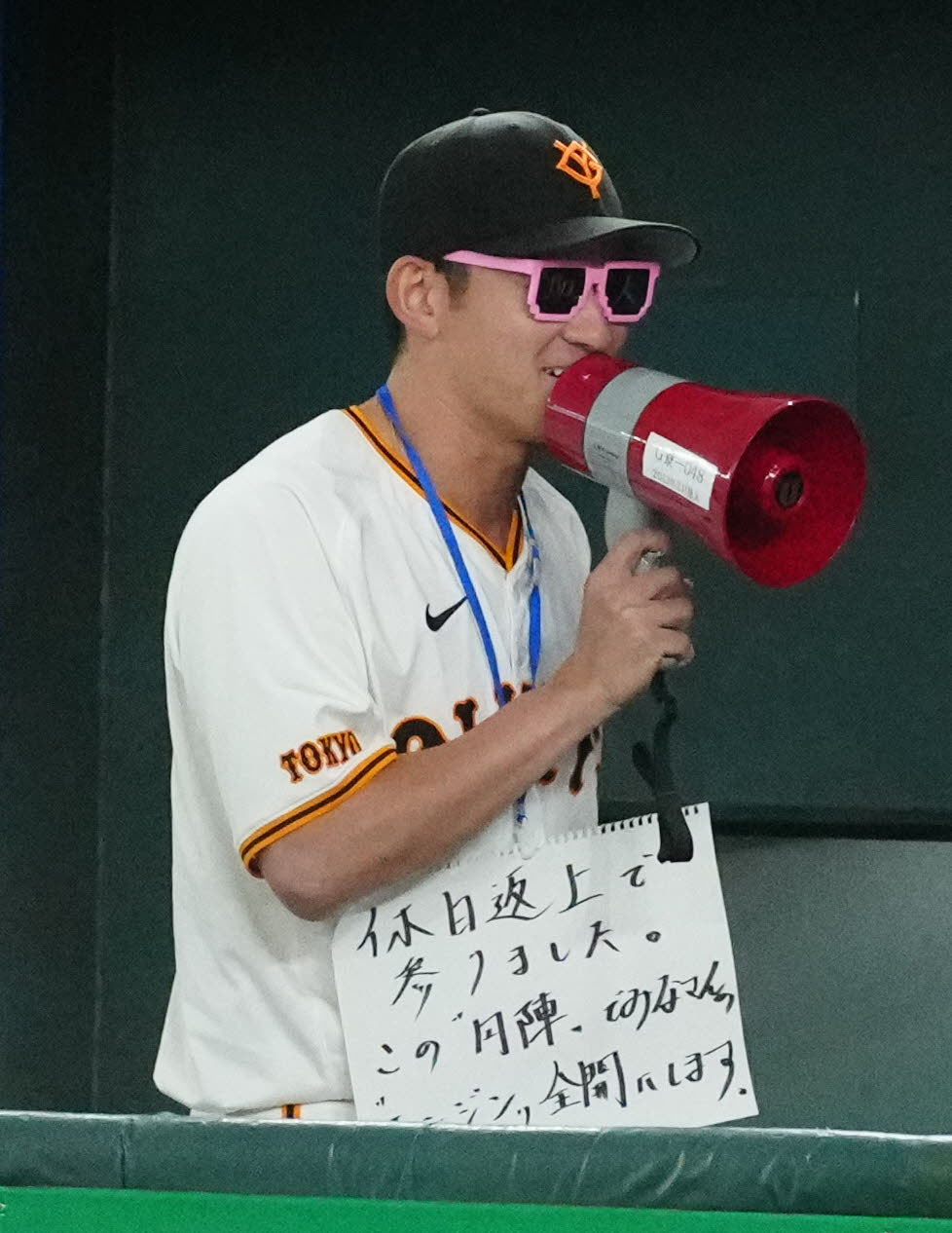 巨人対DeNA　試合前の円陣に参加する巨人萩尾（撮影・江口和貴）