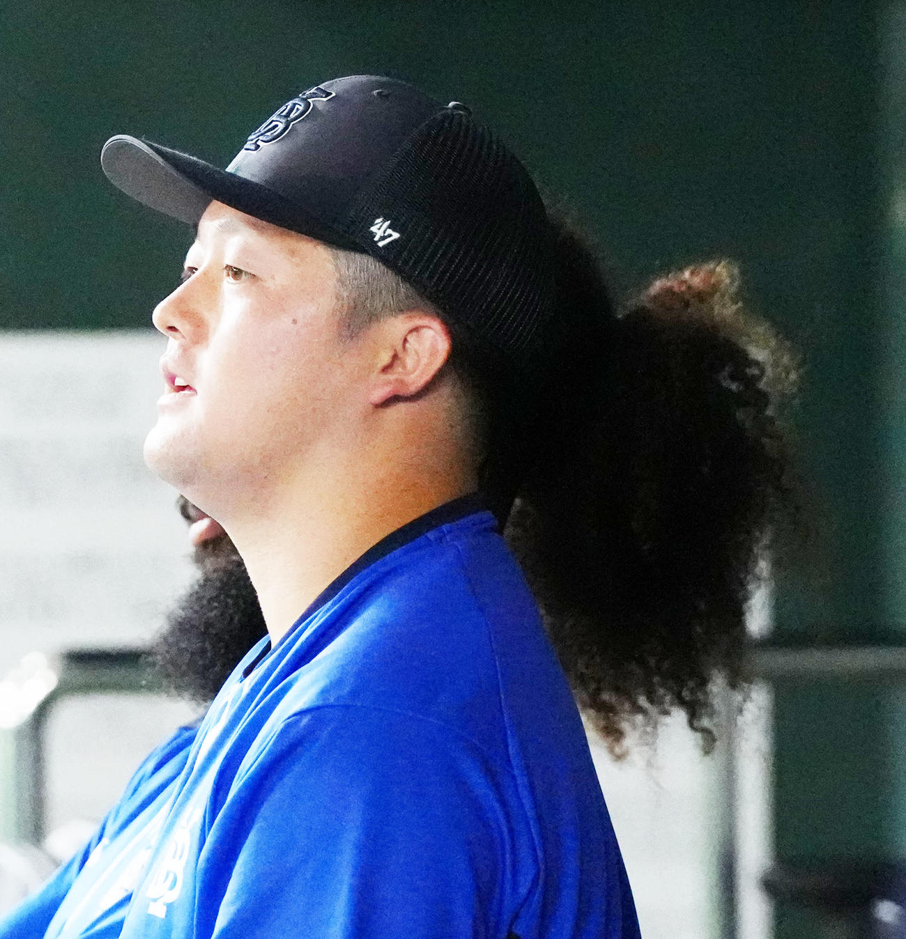巨人対DeNA　試合前、ベンチに座るDeNA牧（撮影・江口和貴）