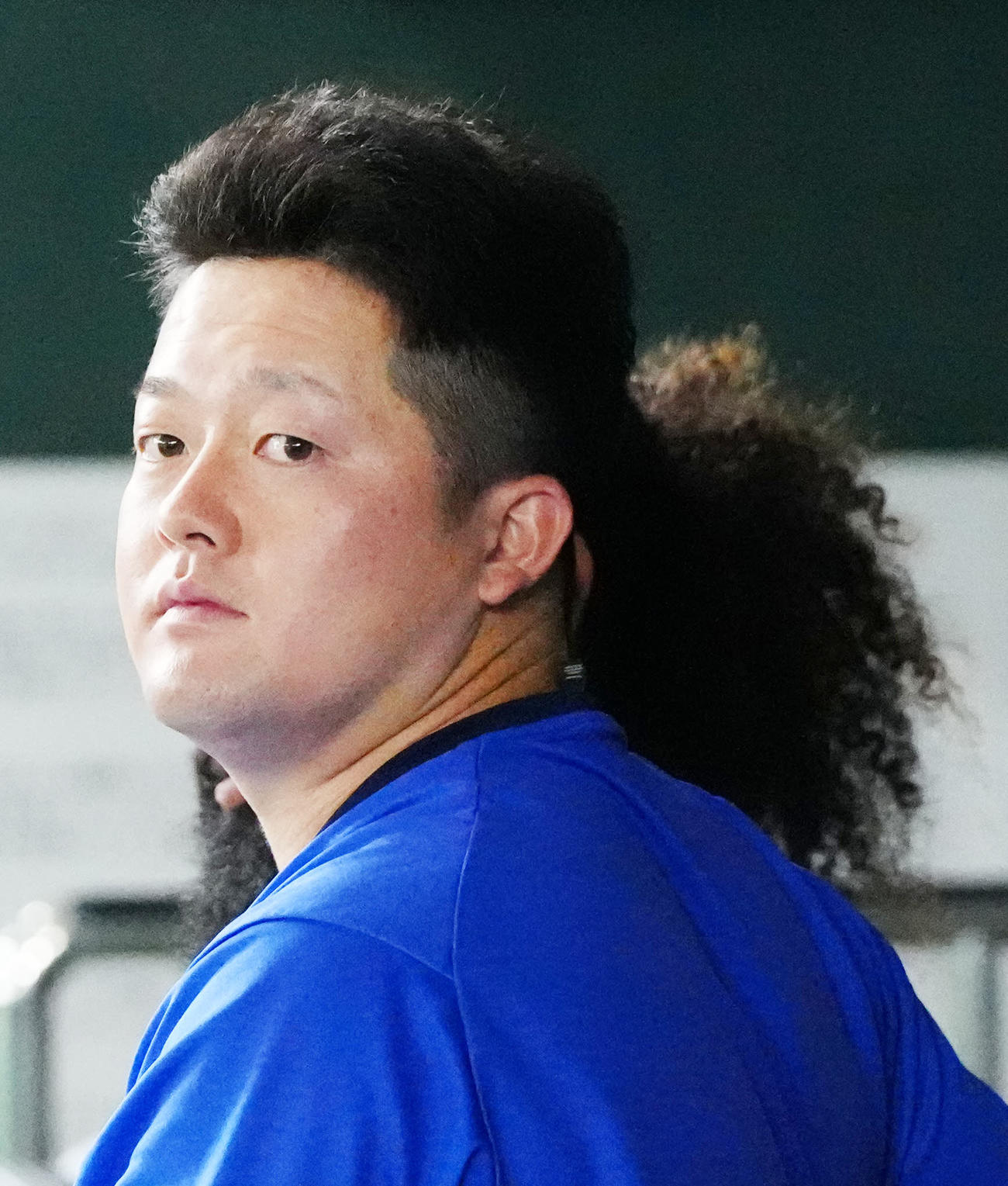 巨人対DeNA　試合前、ベンチに座るDeNA牧（撮影・江口和貴）