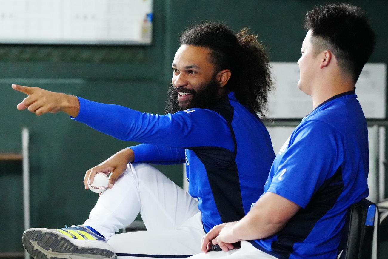 巨人対DeNA　試合前、DeNA牧（右）と言葉を交わすジャクソン（撮影・江口和貴）